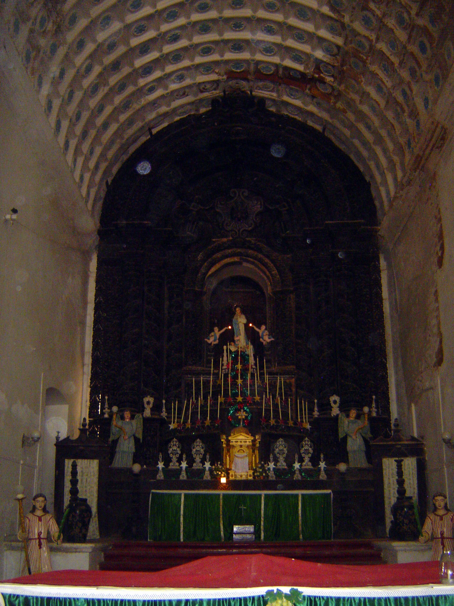 A closer view of the retable or altarpiece.