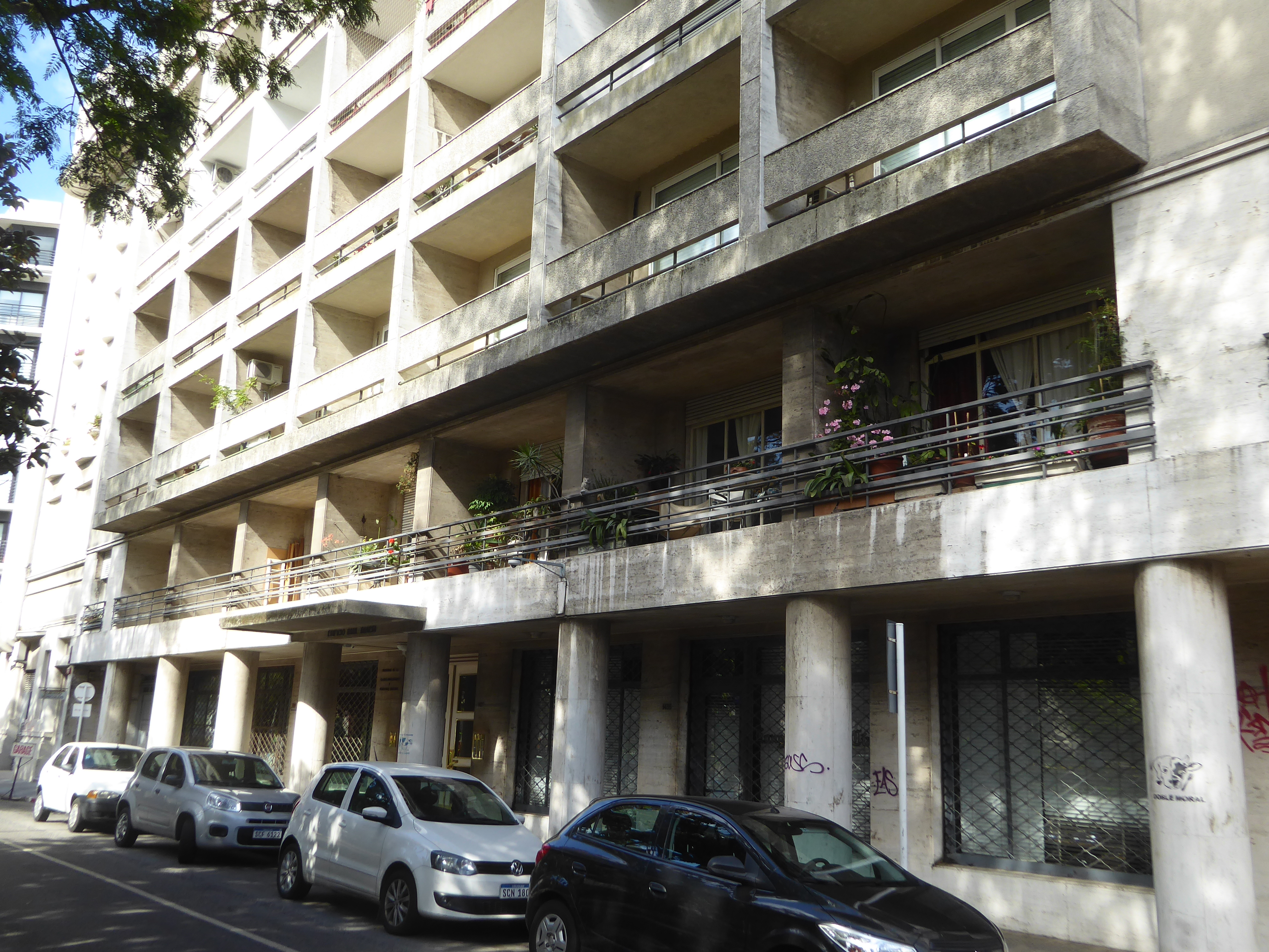 Did I speak too fast? Depends on your taste. Next door is the Edificio Raul Daneri, completed in 1952 by the architects Beltrán Arbeleche an