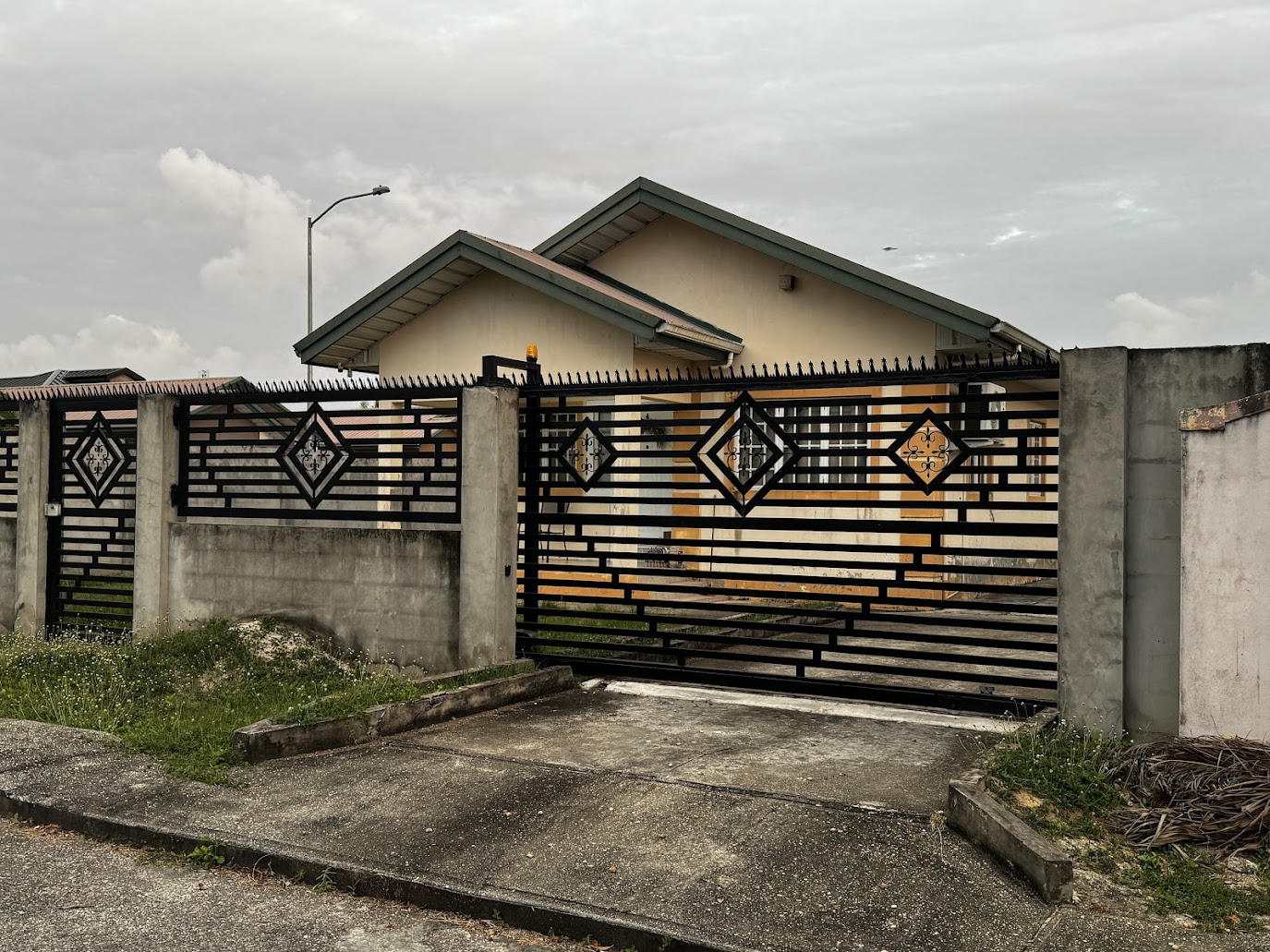 A lot of the variation in this neighborhood comes from fencing.