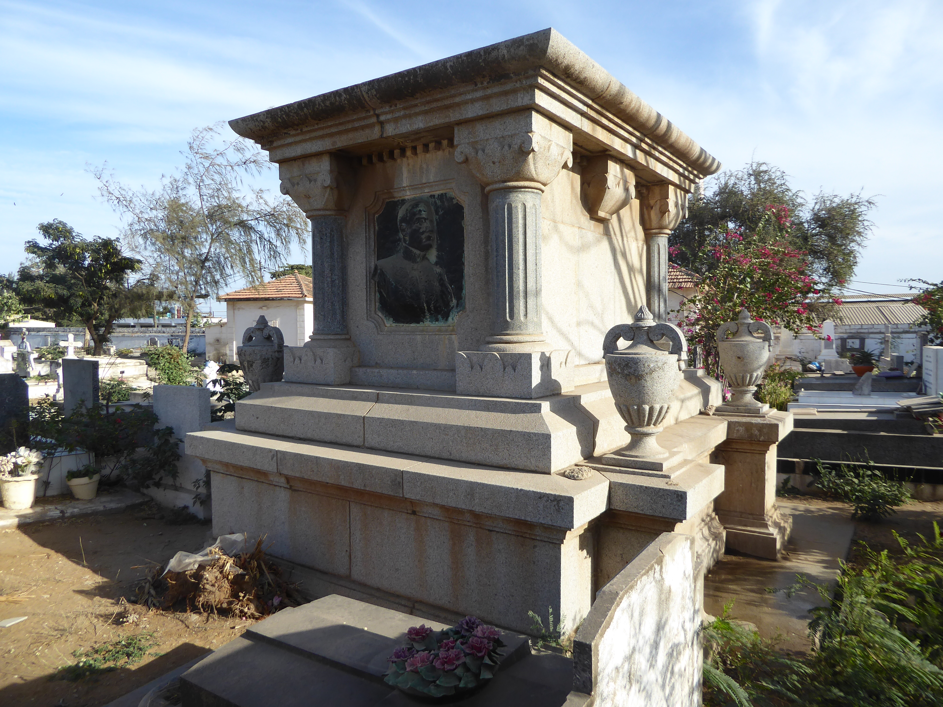 Here's a substantial block commemmorating William Merlaud-Ponty 1866-1915, governor-general of AOF from 1908 to 1915.
