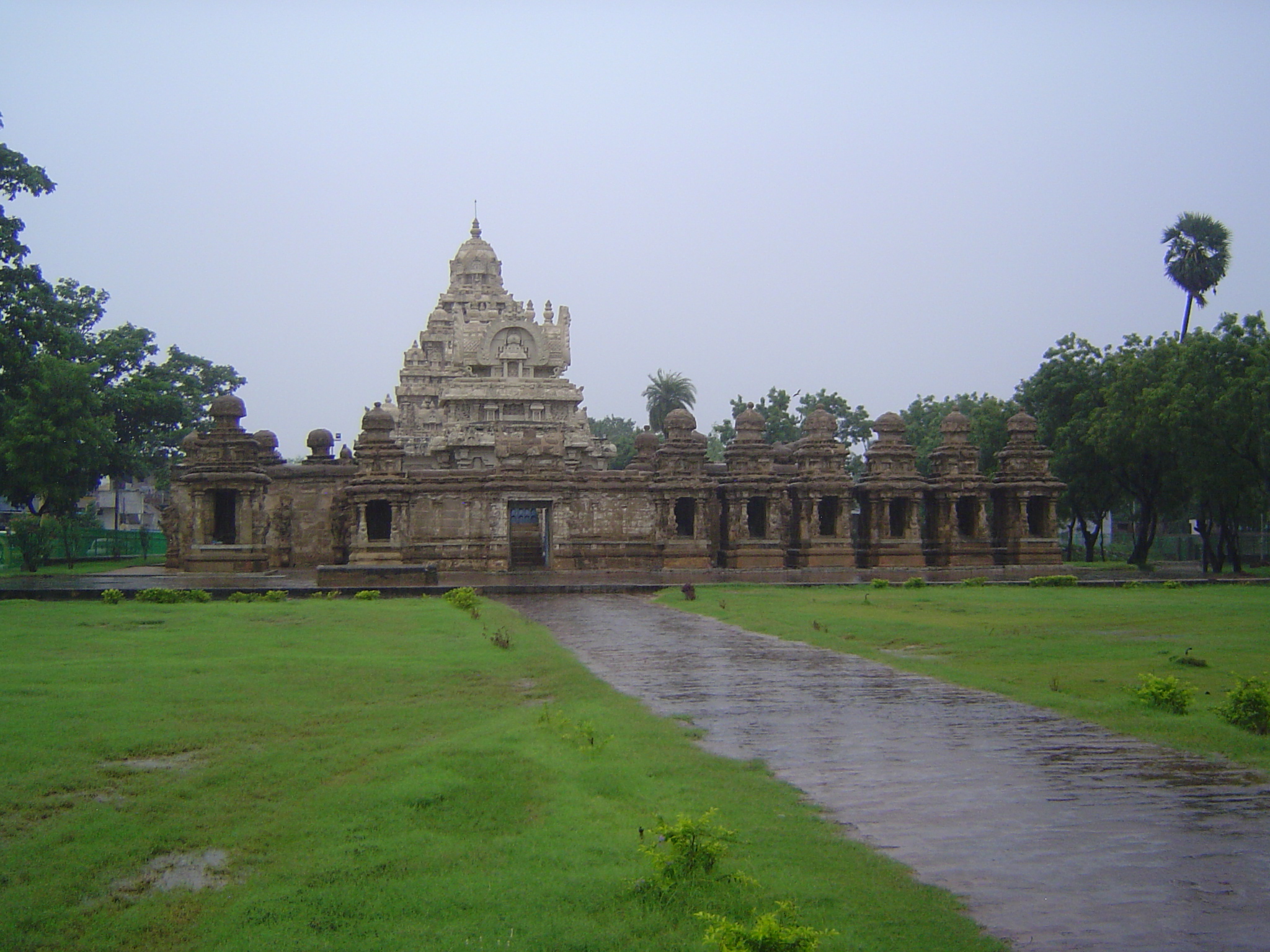 The form is close to that of Mamallapuram's Shore Temple but executed on a larger scale. An inscription in the central shrine says that the
