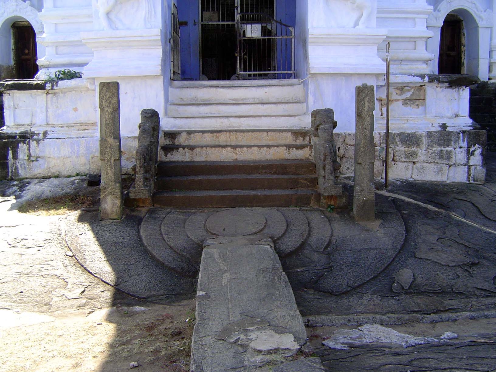 The entrance steps have guardstones and a crude moonstone cut from bedrock.