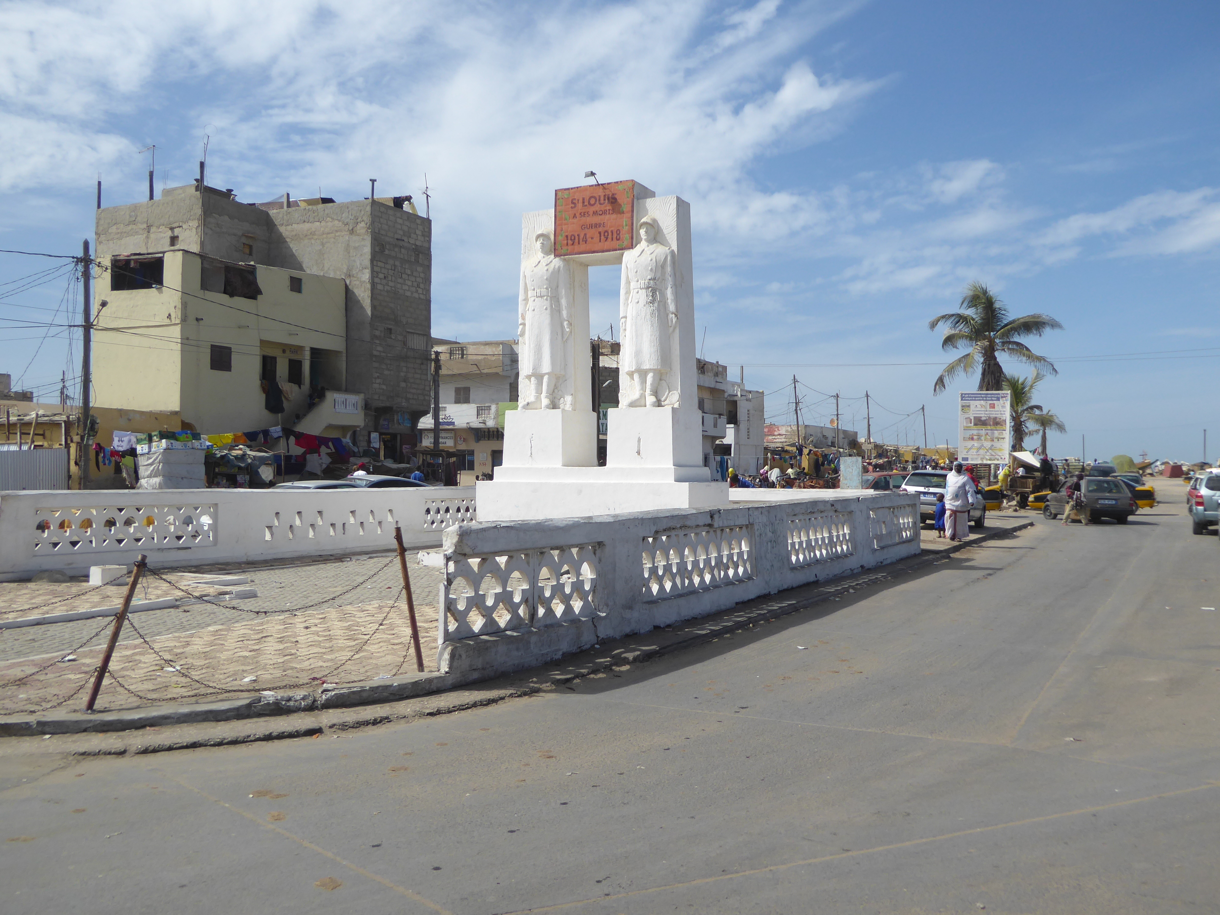 A war memorial sits on the Barbarie side of that lower bridge. The ocean is at the skyline. This road is an exact extension of the Pont Faid