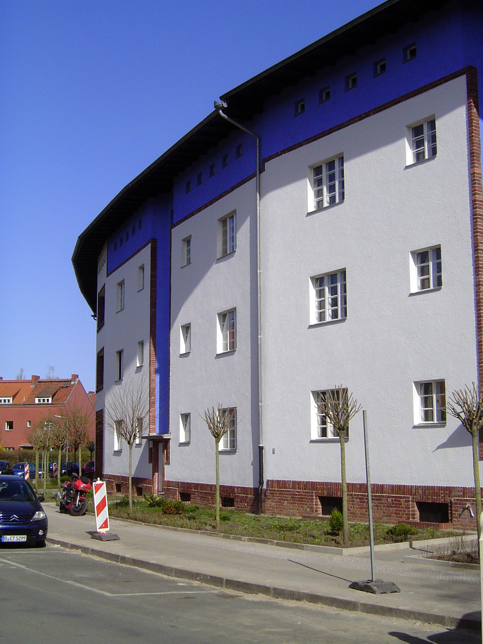 Here's the outside view of that horseshoe. It's a curved facade of 360 meters.