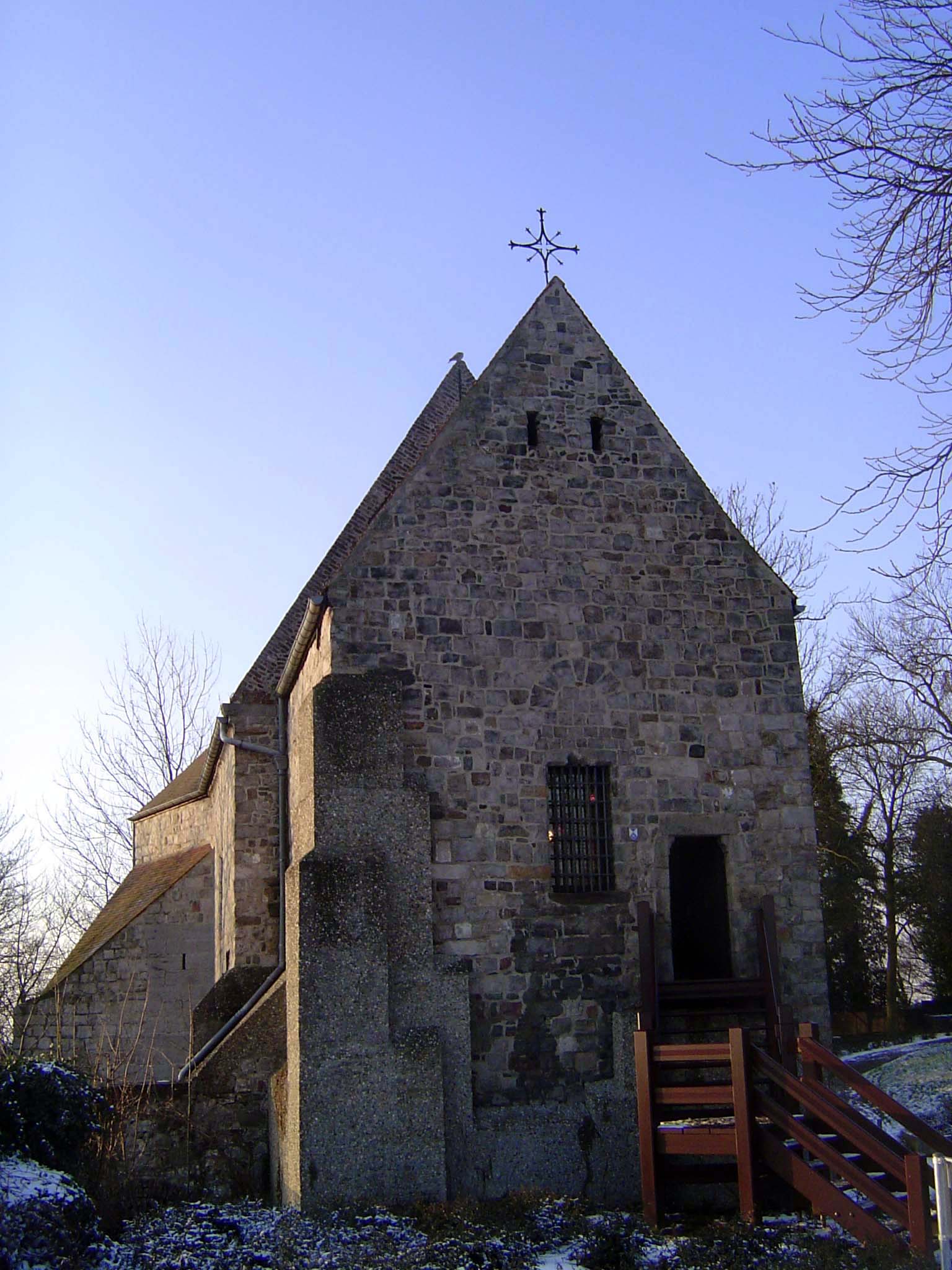 Sharing the hiltop with the belfry is the Saint-Calixte Chapel, begun in 1051 and the oldest church in Mons. It supposedly houses the remain
