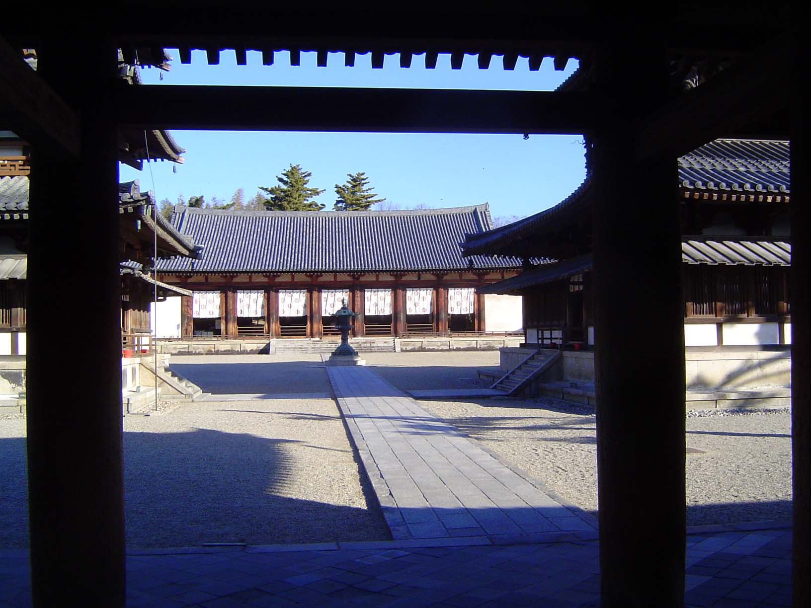 Back at the chumon and looking north between the kondo and pagoda to the far side of the temple enclosure and its daikodo, or great lecture