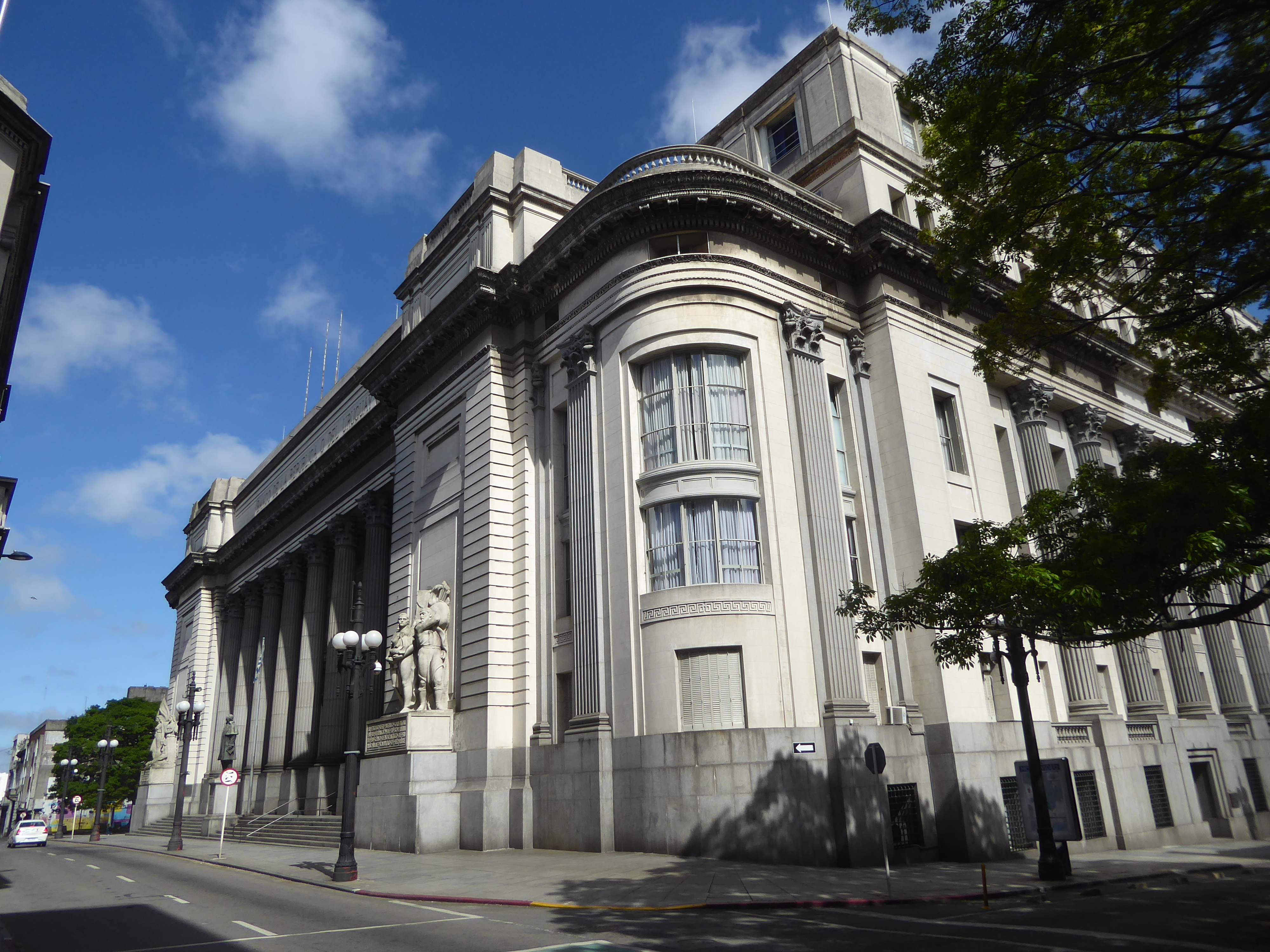 Art Nouveau came and went. In the 1930s the public, at least for public buildings, ran to neoclassicism, as for example here at the Banco de