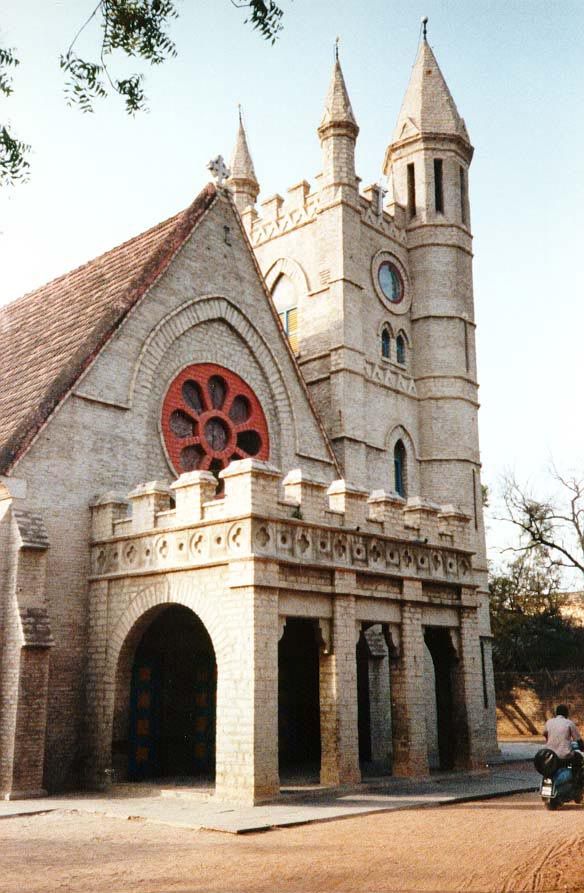 The massive Coles Centennial church in Kurnool, between Hyderabad and Bangalore. The striking thing is that it was built to serve Indians, n