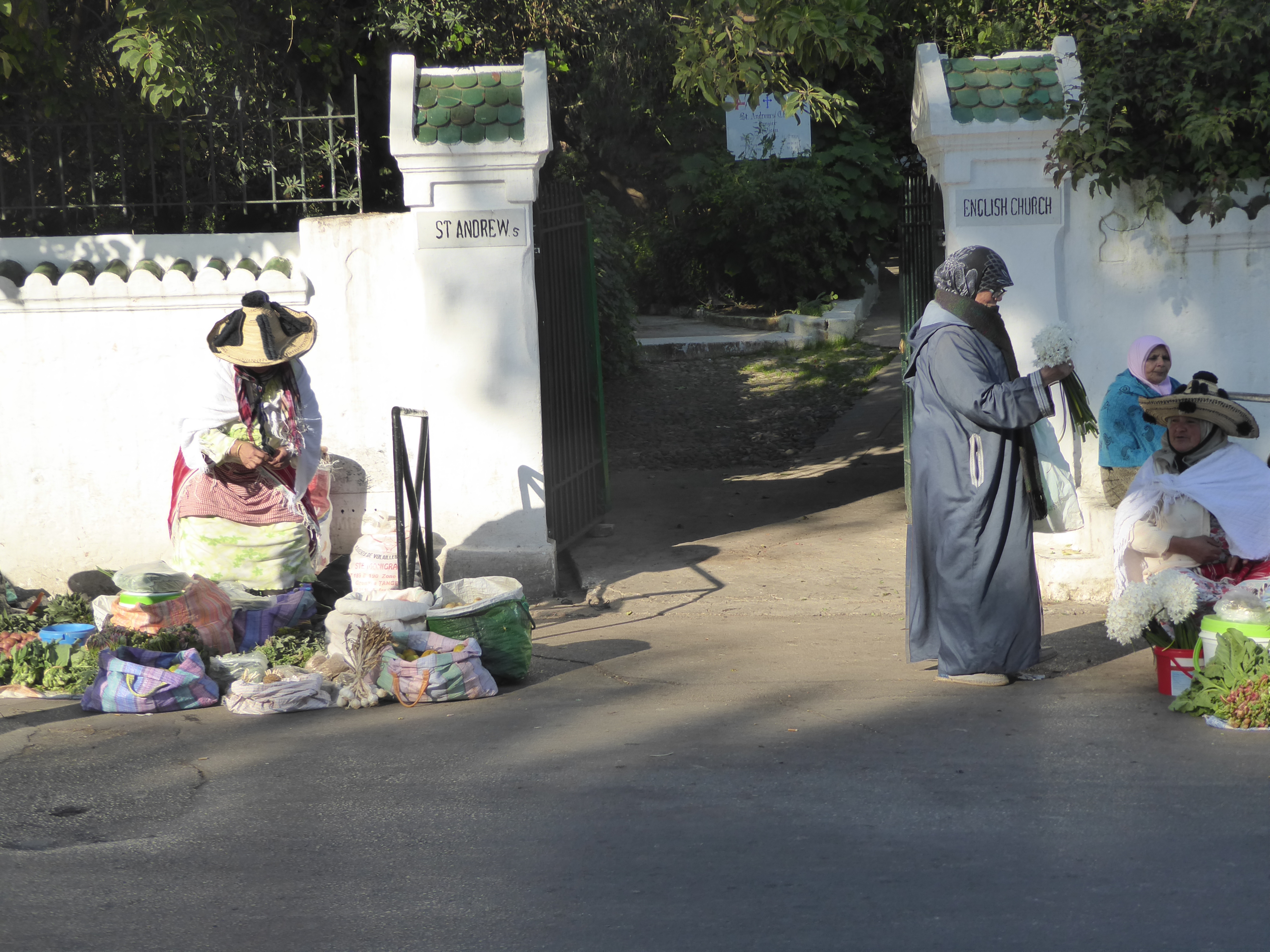 The market women include Berbers in Berber dress.