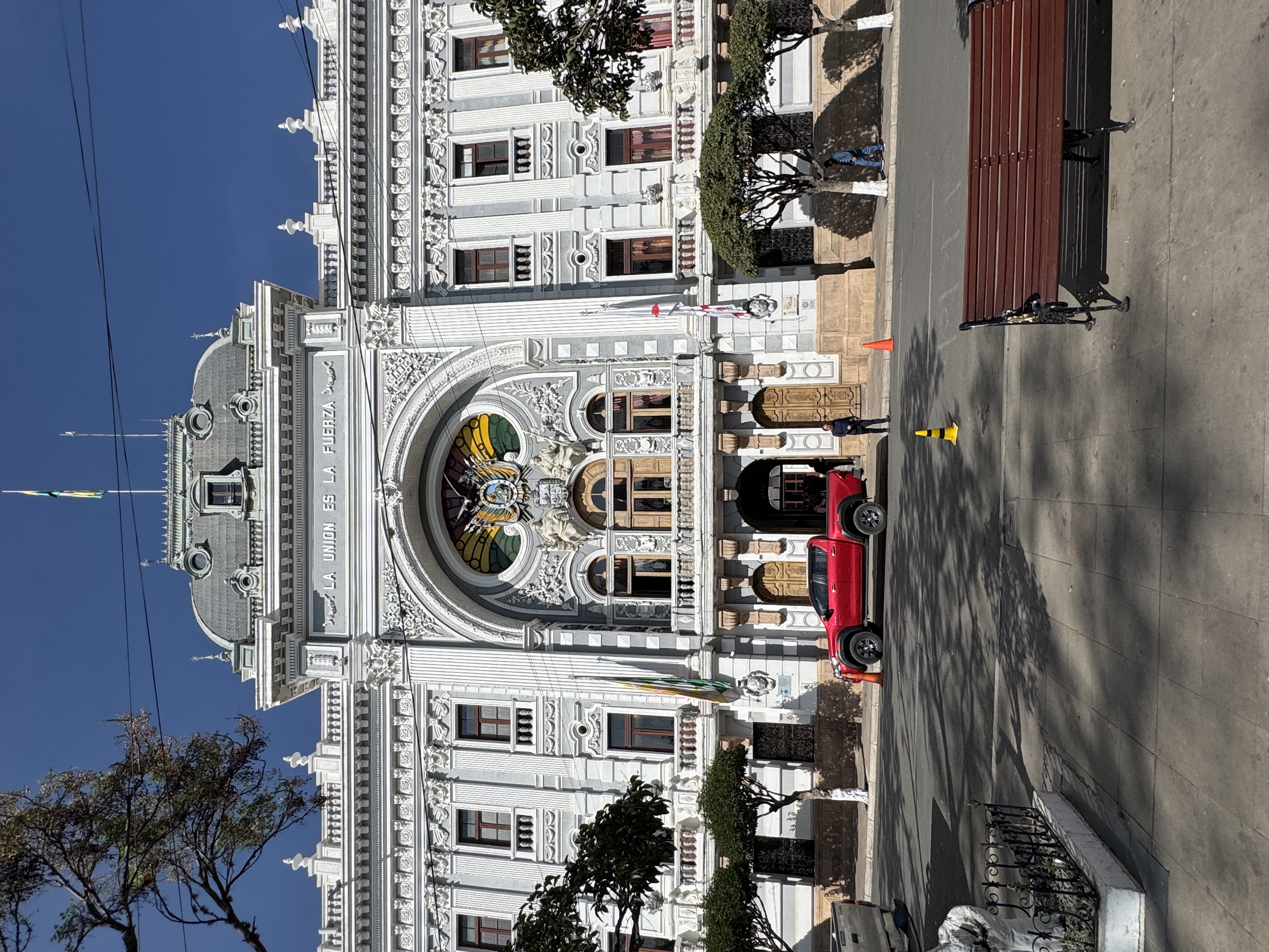 Kitty corner to the Casa de Libertad is this heap of a state government building.  The national motto up top isn't quite "E pluribus unum,"