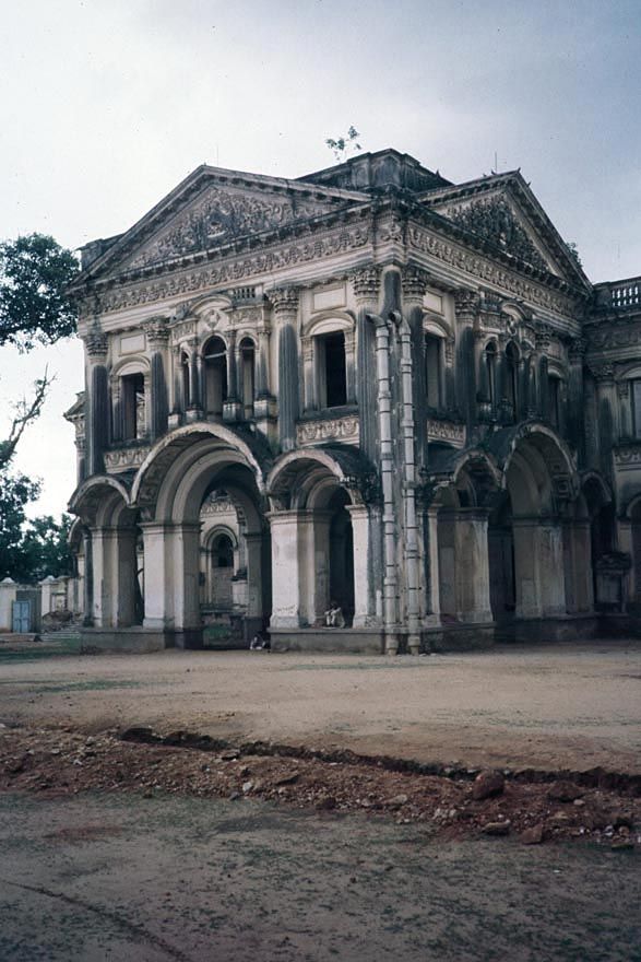 The seventh nizam, Mir Osman Ali Khan, padded around the place in slippers. Visiting British viceroys were known to have mistaken him for a