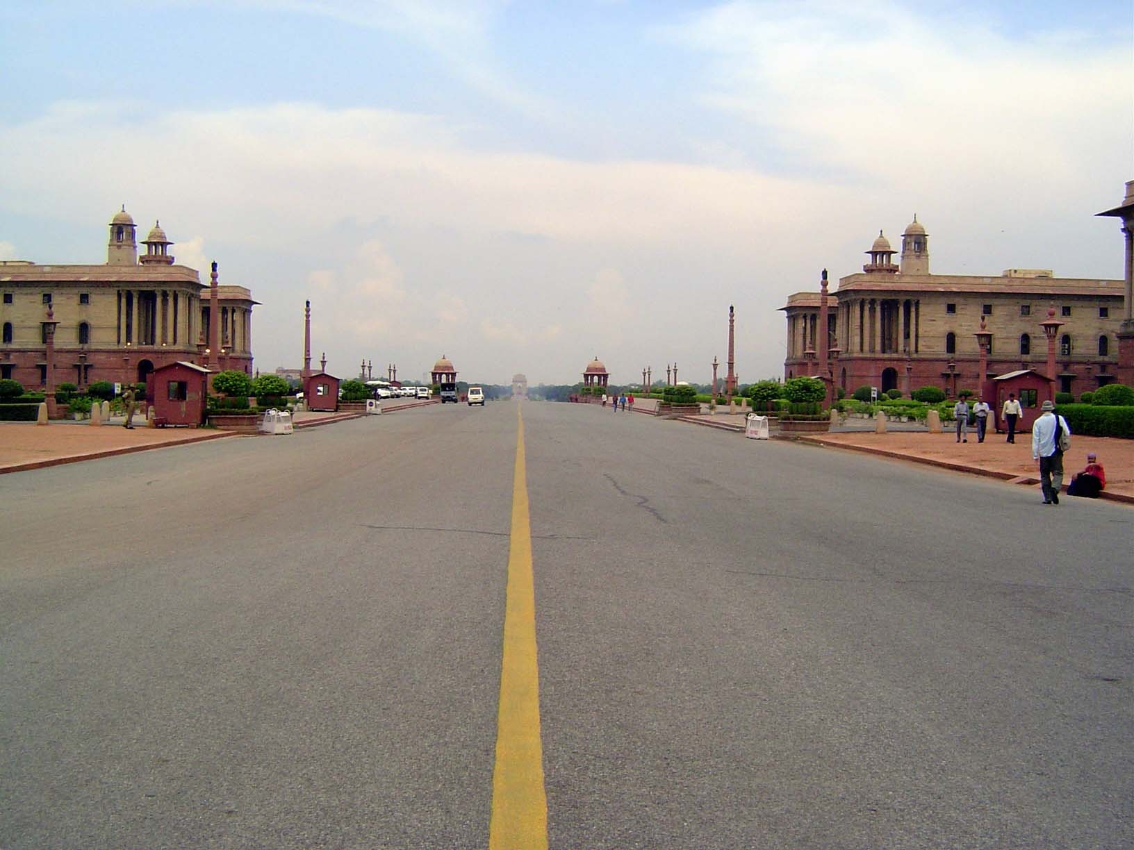 The view from the entrance of Rashtrapati Bhavan back down Kingsway, now Rajpath, with the war-memorial India Gate in the distance. The pair
