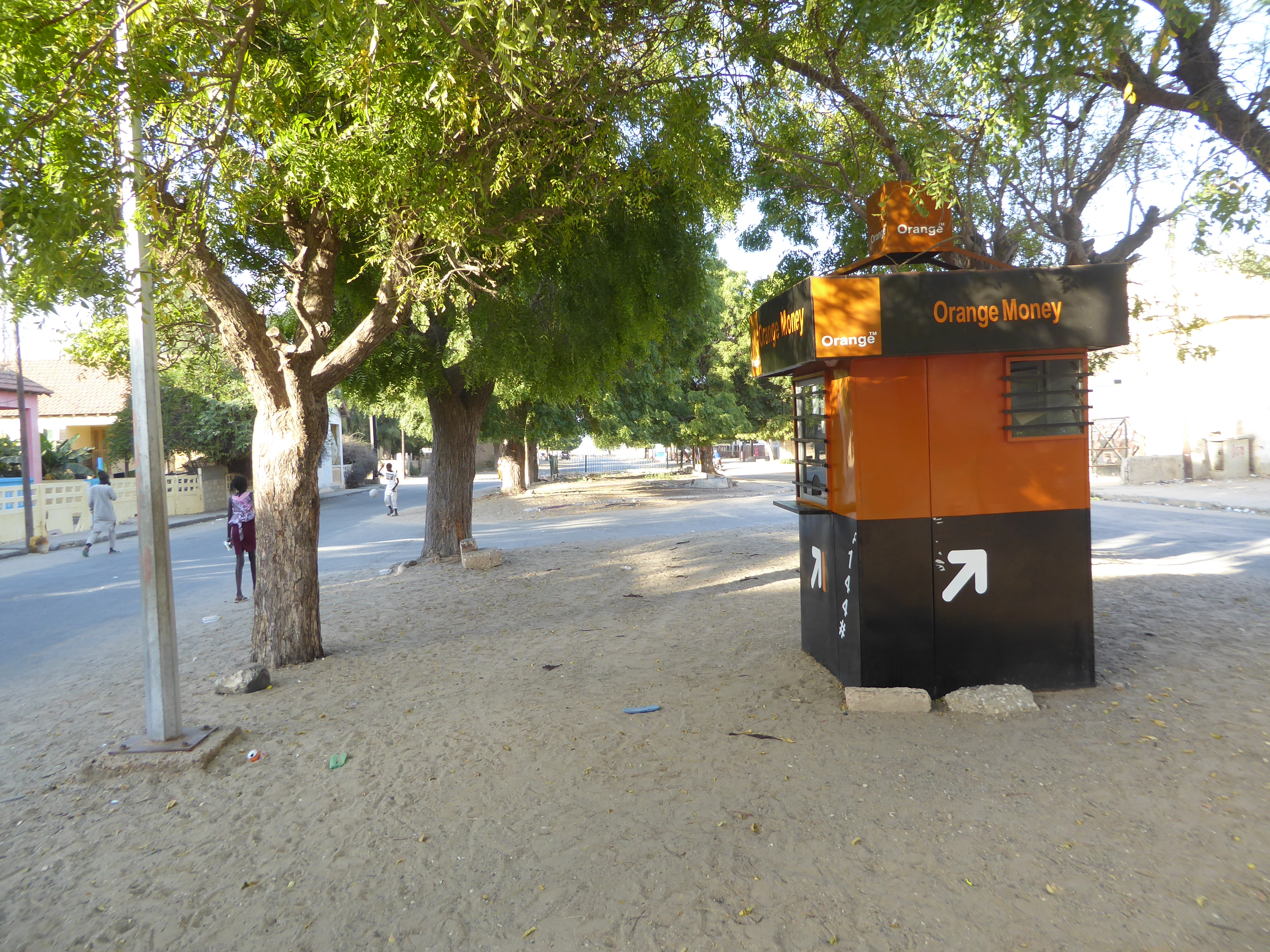 Need to add minutes? Here's the place to do it on Jean Mermoz Boulevard, which hasn't seen irrigation in a long time.