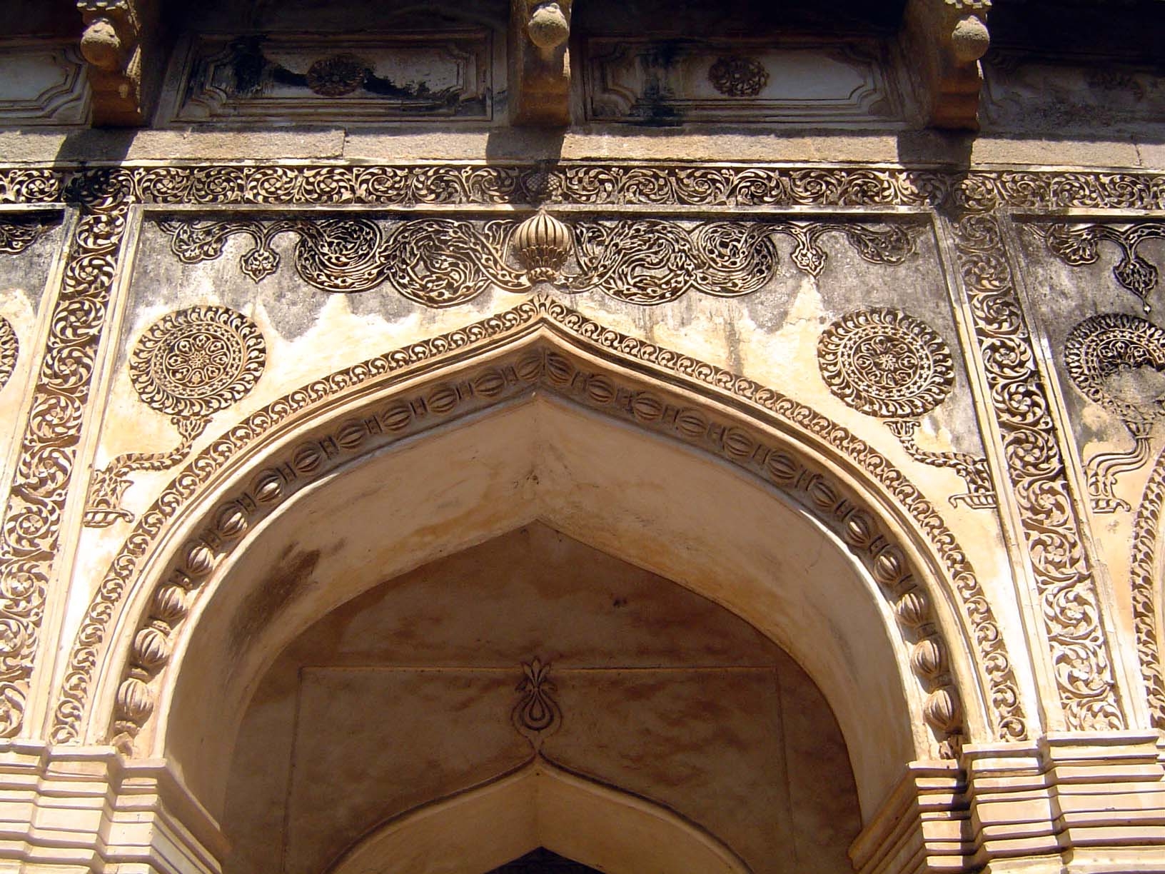 The decoration is in lime plaster.