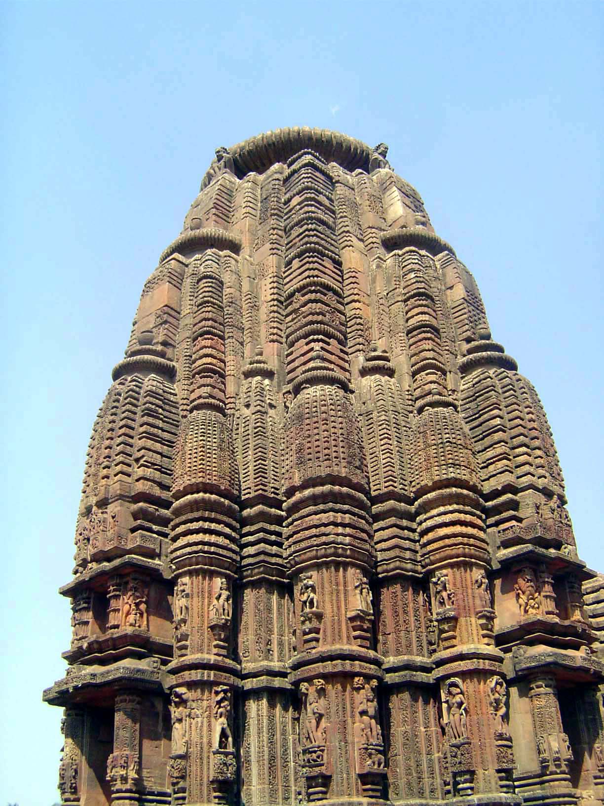 At their base are apsaras—nymphs in one common translation—holding boughs overhead. Once again: no mortar, just well-fitted blocks.