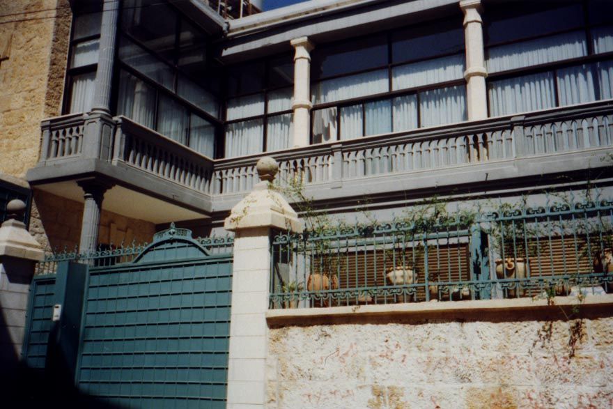 ...and you see a two-story building, with the street-level upper floor glassed in. The owner had second thoughts later on and took a differe
