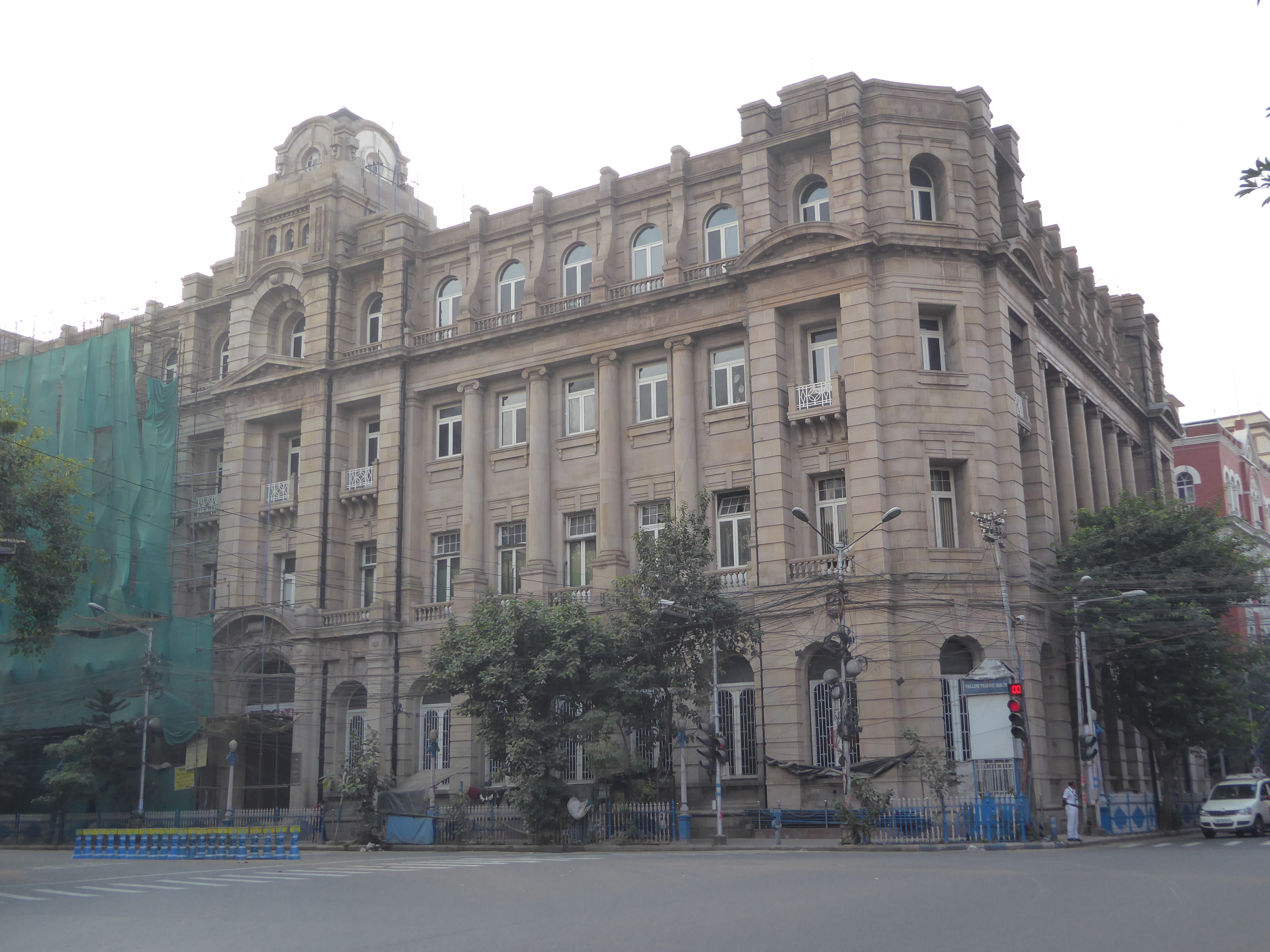Still farther along, here's the HSBC building from 1922. Does it resemble the bank's original home office along the Shanghai Bund? It's not