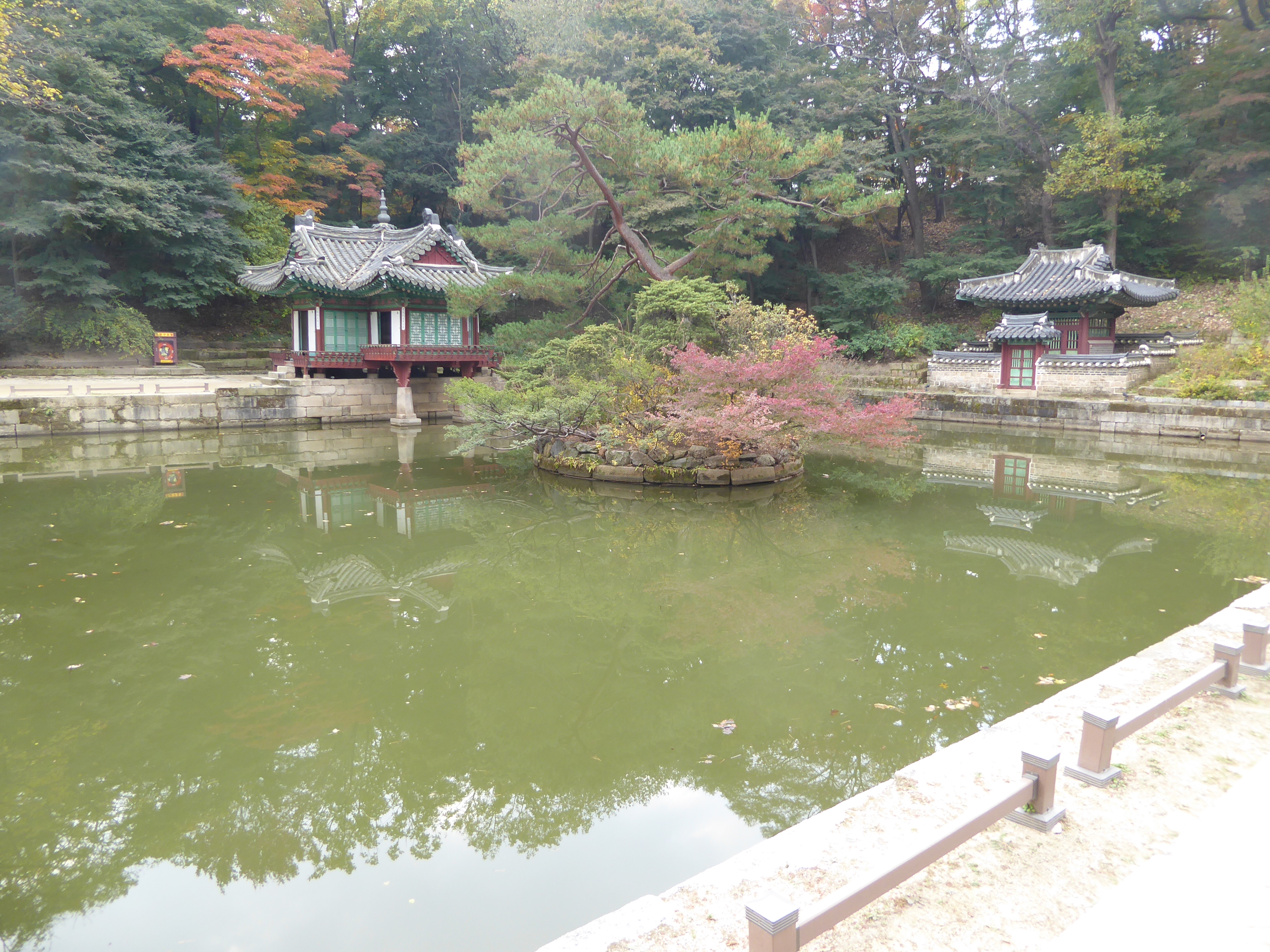 Behind the palace lies the so-called Secret Garden with the Puyong-ji Pond. The square shape and round island may seem no more than a design