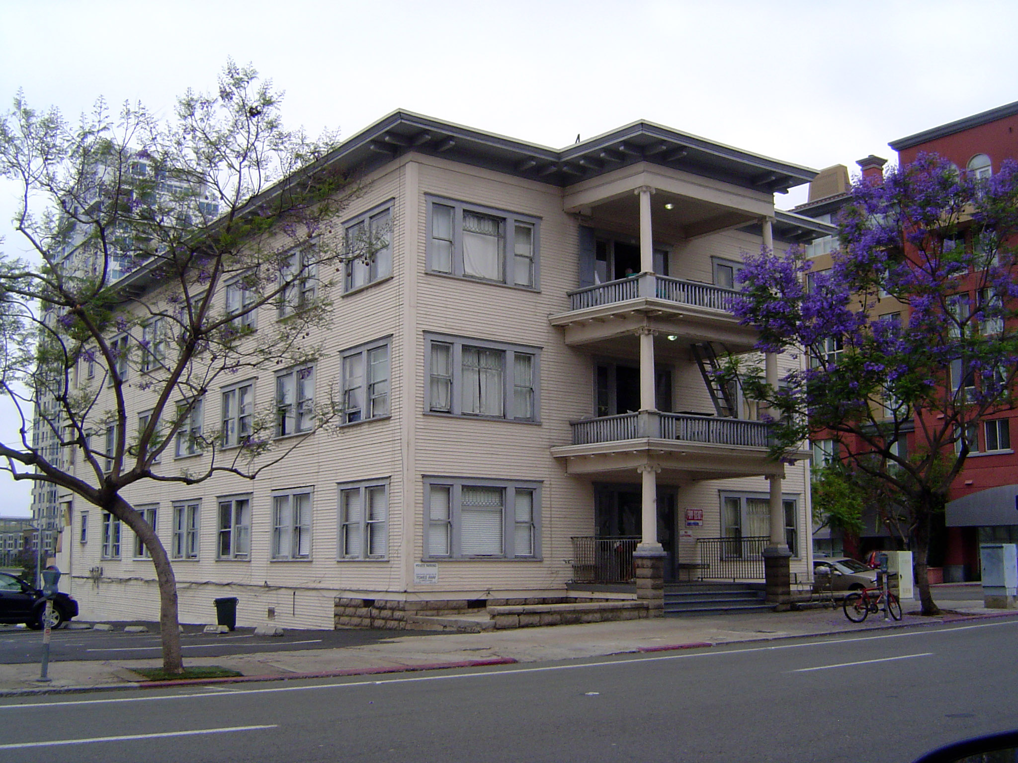 Another kind of survivor. What Hollywood noir stories could the walls tell?