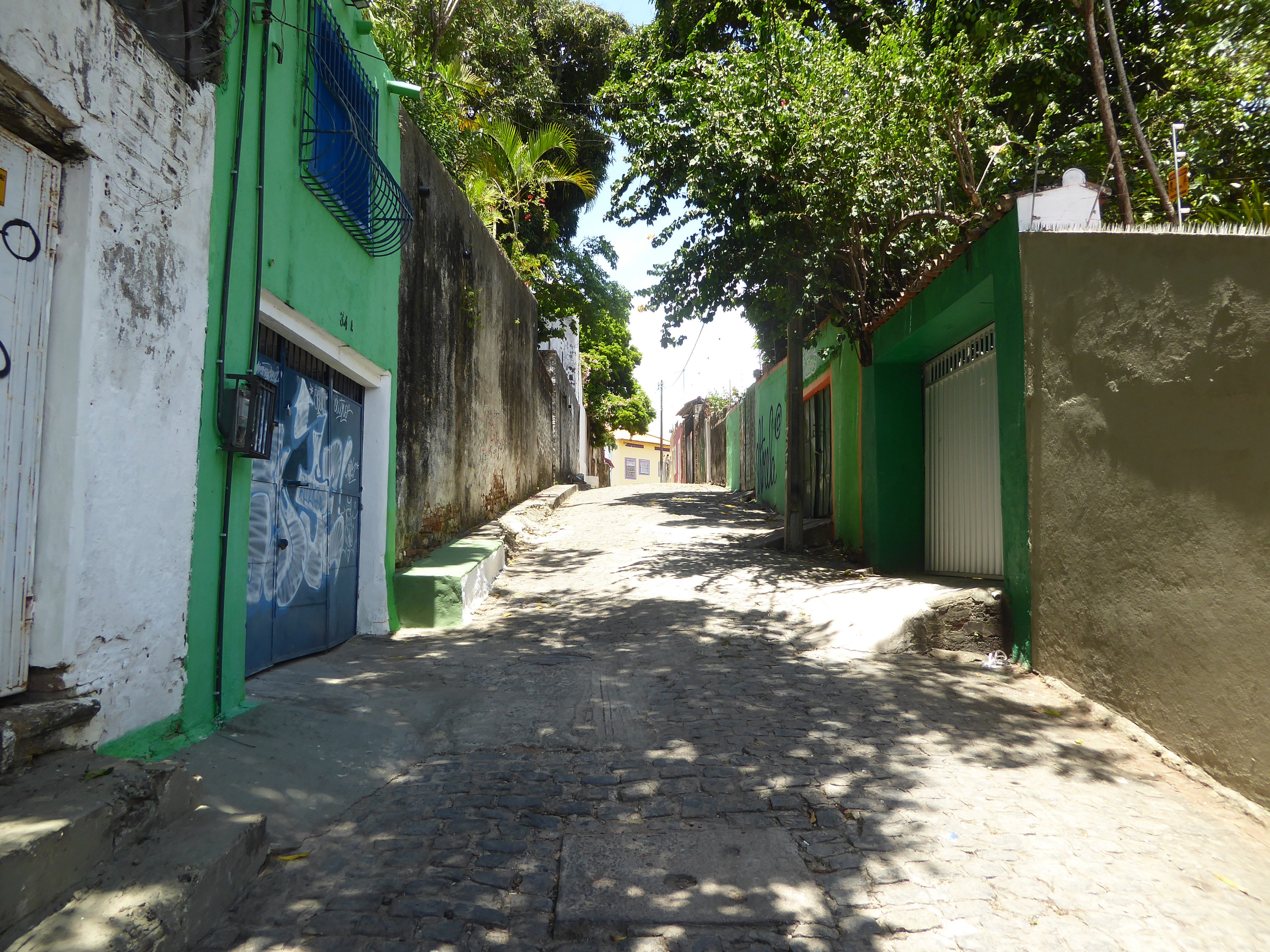 Maybe there was a special on green paint. Notice the sad preoccupation with security, a recurrent theme everywhere in urban Brazil. If you c