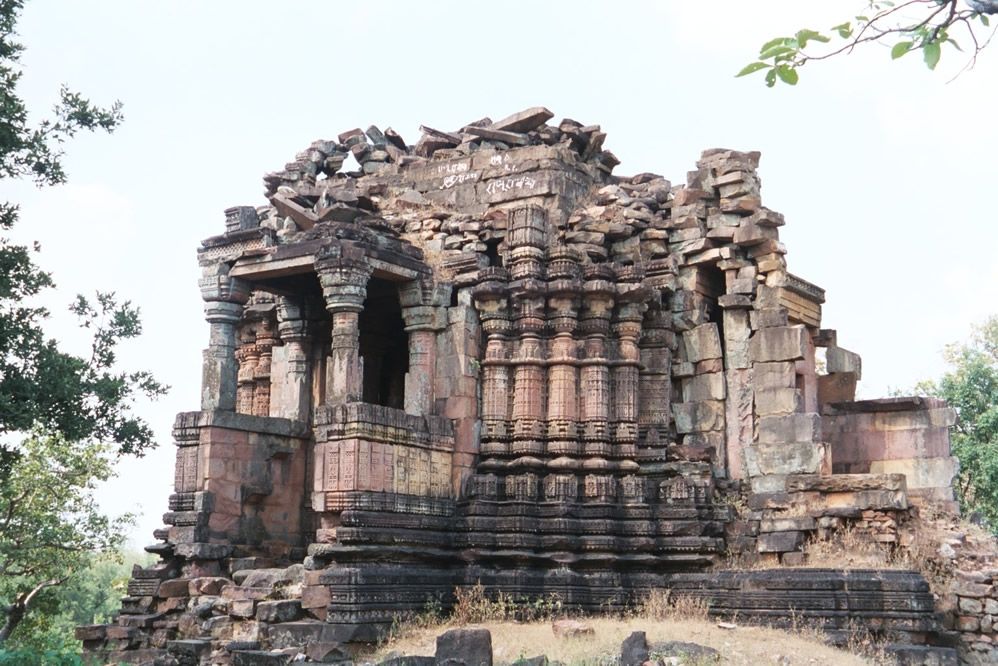 One of several fragments of the summit palace, now almost entirely in ruins.