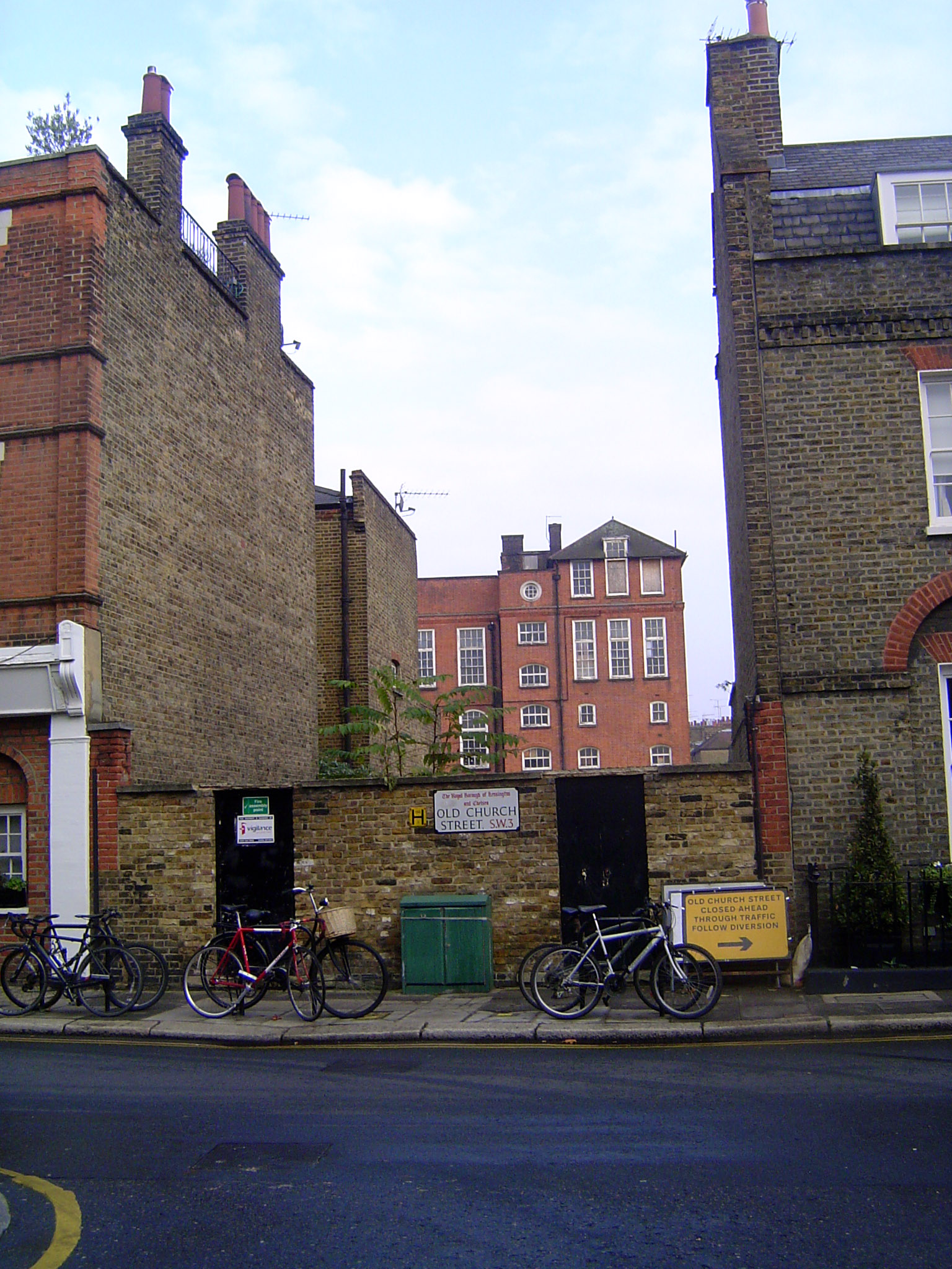 There's an old school behind the wall. It's most recently been the Jamahuriya School.