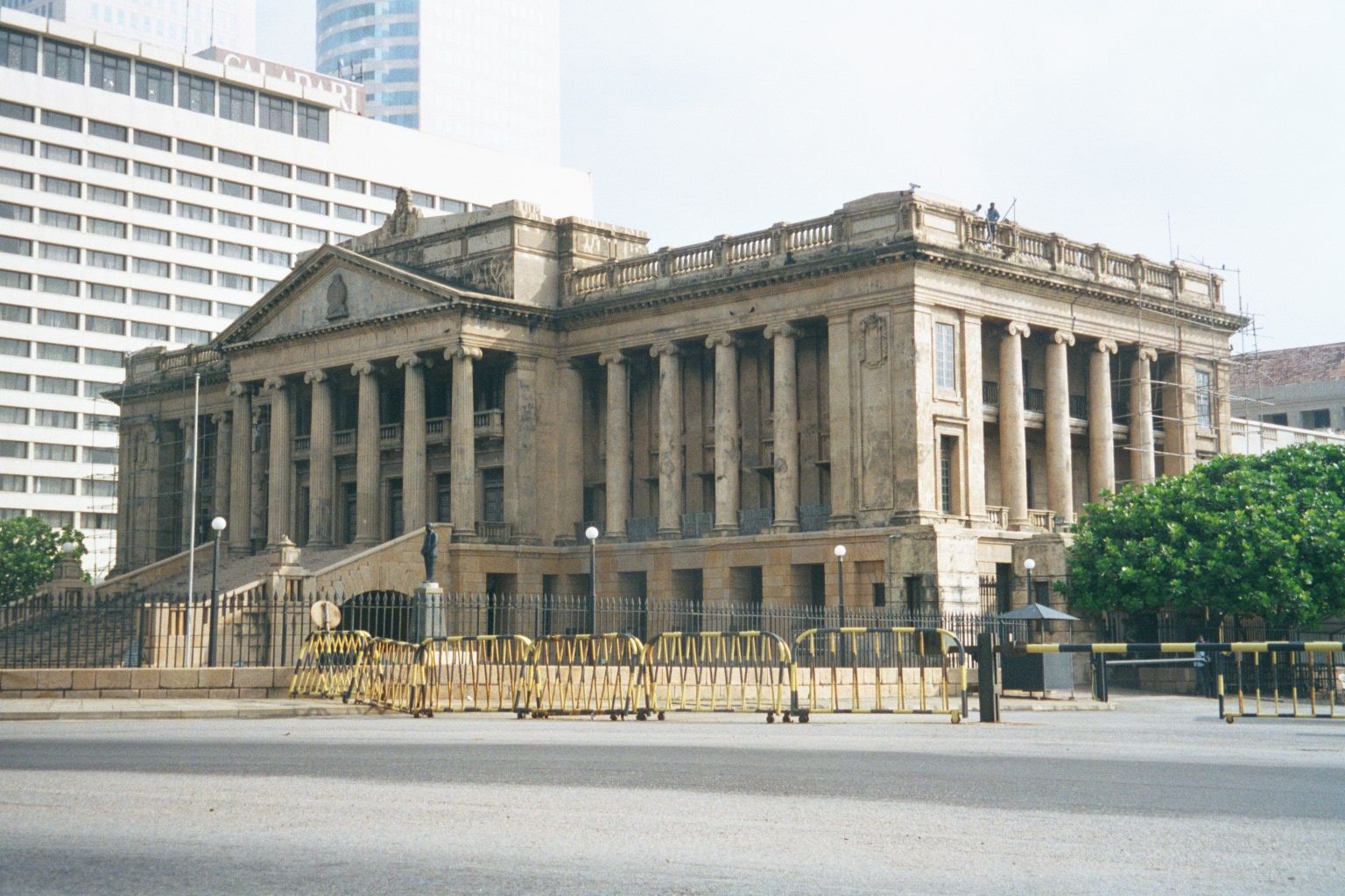Adjoining the secretariat: the colonial period's National State Assembly, also from 1929. On the left, the former Meridien Hotel, now an ind