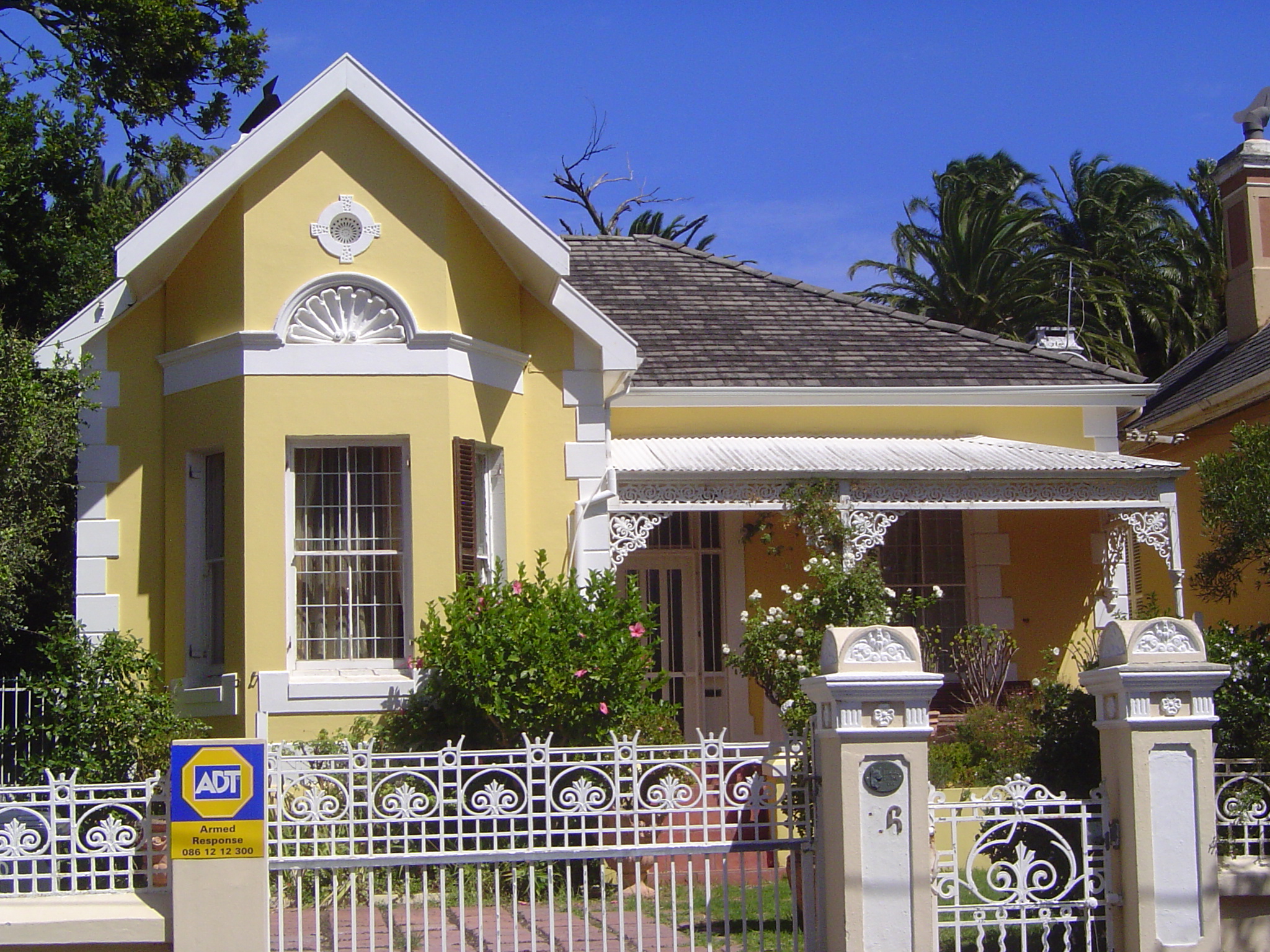 Speaking of nests, yes, within the bowl there are residential neighborhoods, including this one with a bay window and stoep with decorative