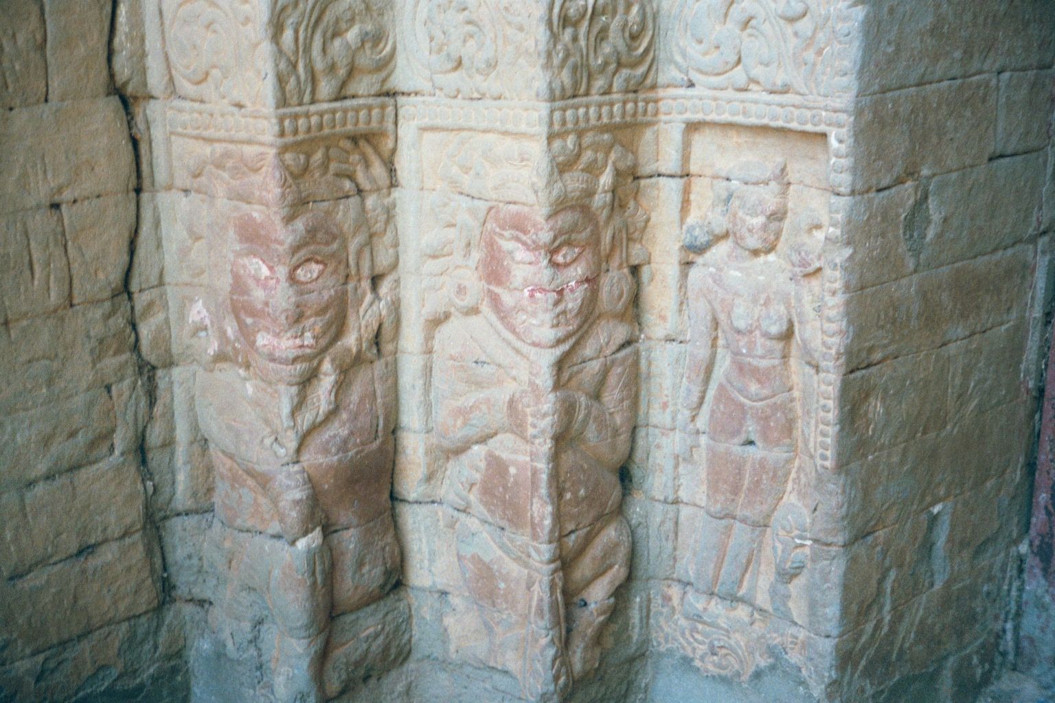 At the entrance, the door jambs are in an Indian style and are made of stone cut into bricks. Stone, which had to be imported, was used only