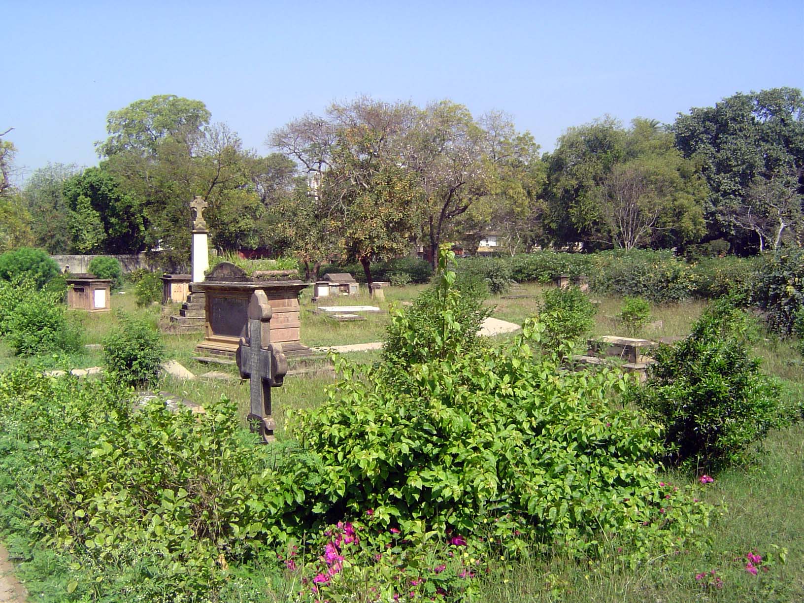 The Residency cemetery has 2000 graves.