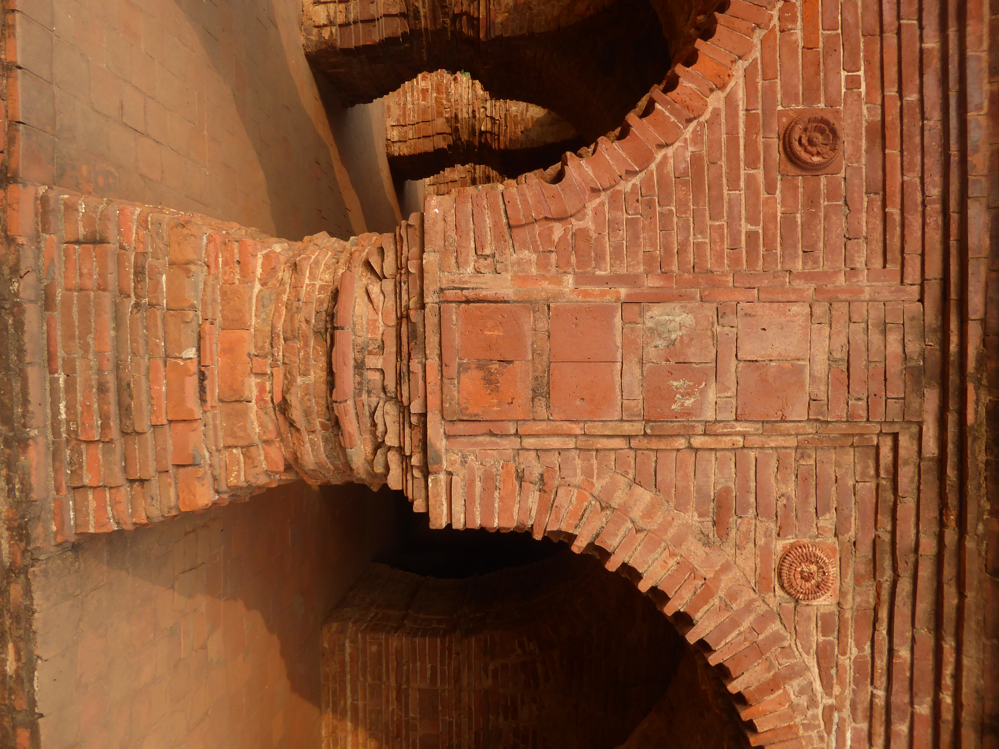 The brick looks awfully good after 400 years. Too good, in fact. O'Malley in 1908 described the rasa mancha this way: "Unfortunately, the bu