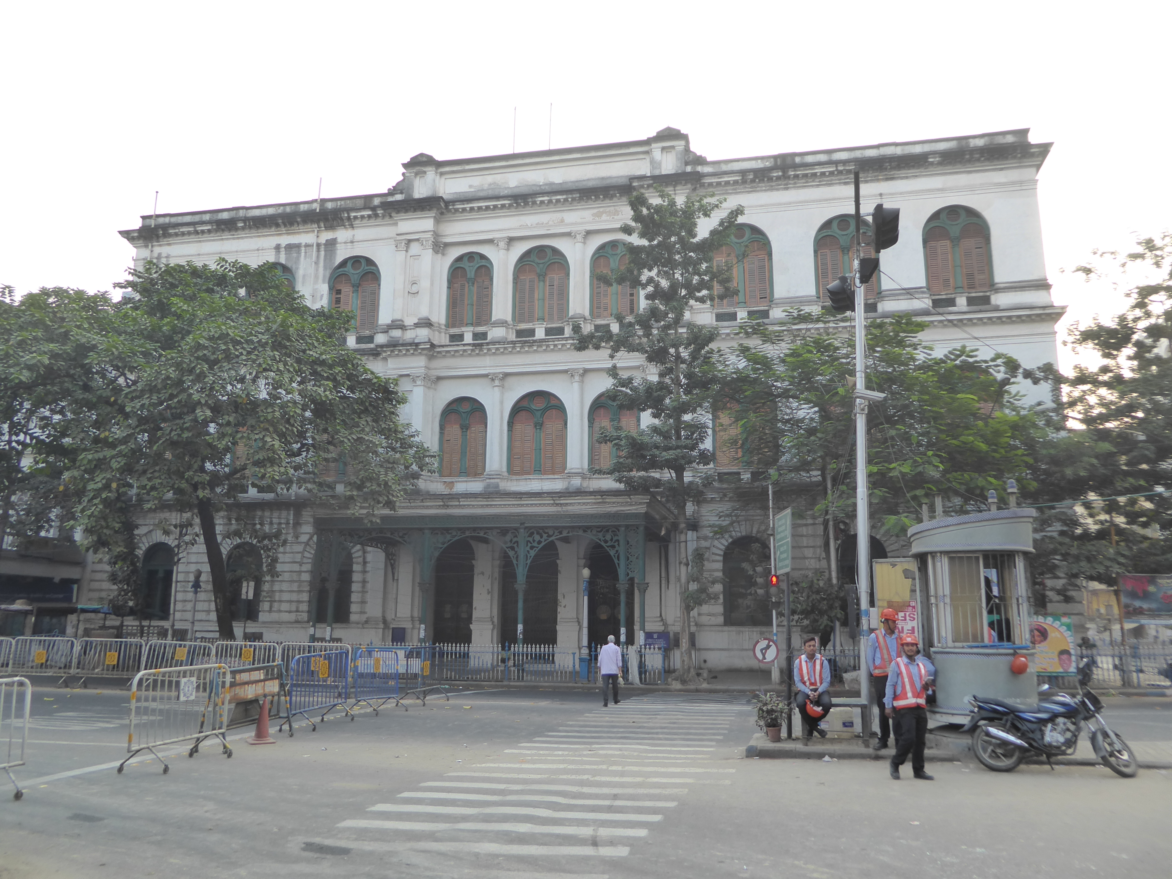 It's the Currency Building from 1833 the wrought iron came later. Threatened with demolition, it got a heritage designation in 1998, and in