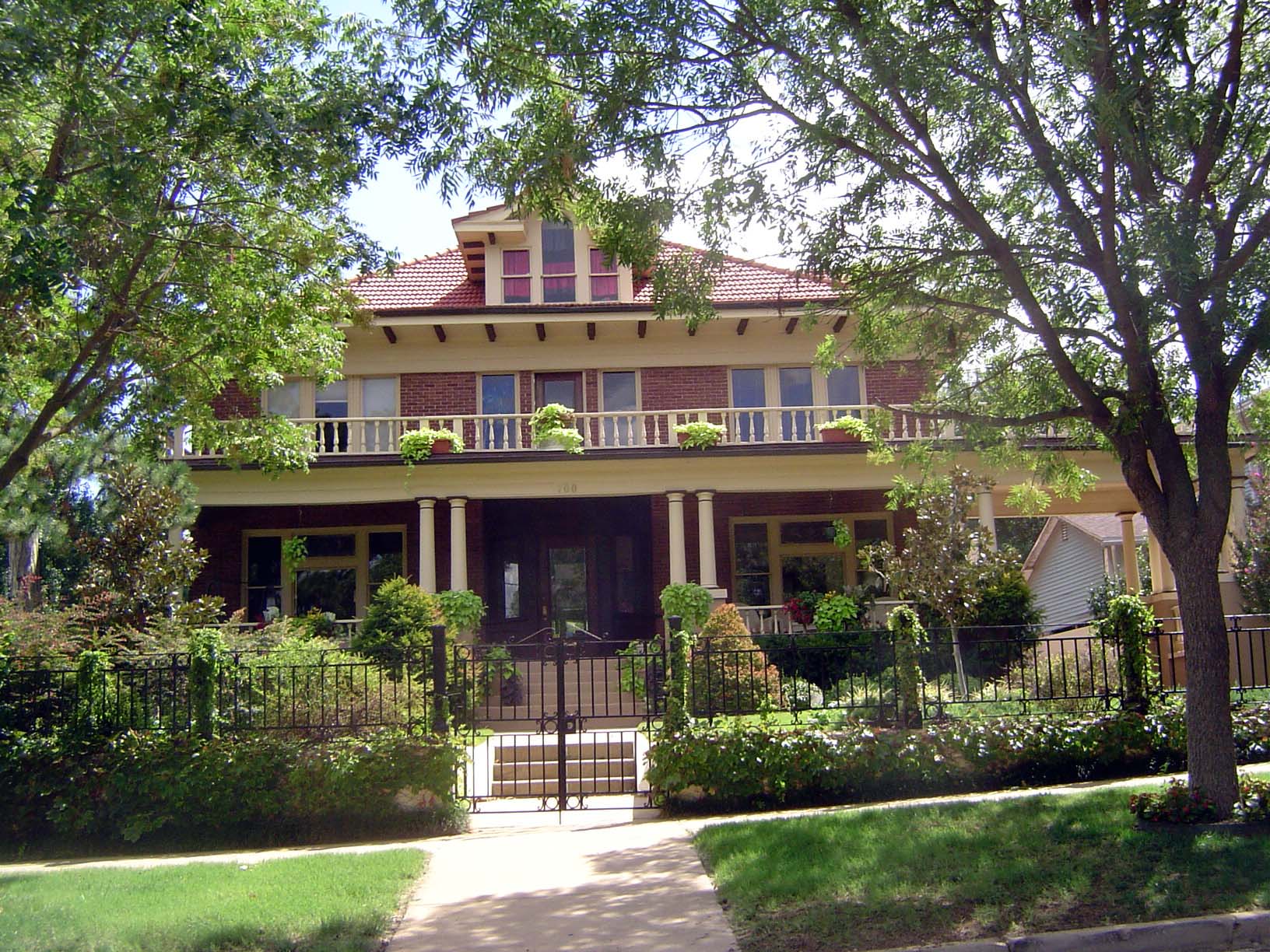 And here is a house midway between Harndale and Classen's Highland Park Addition: it's 700 NW 16th, in the West Highland Park Addition. You