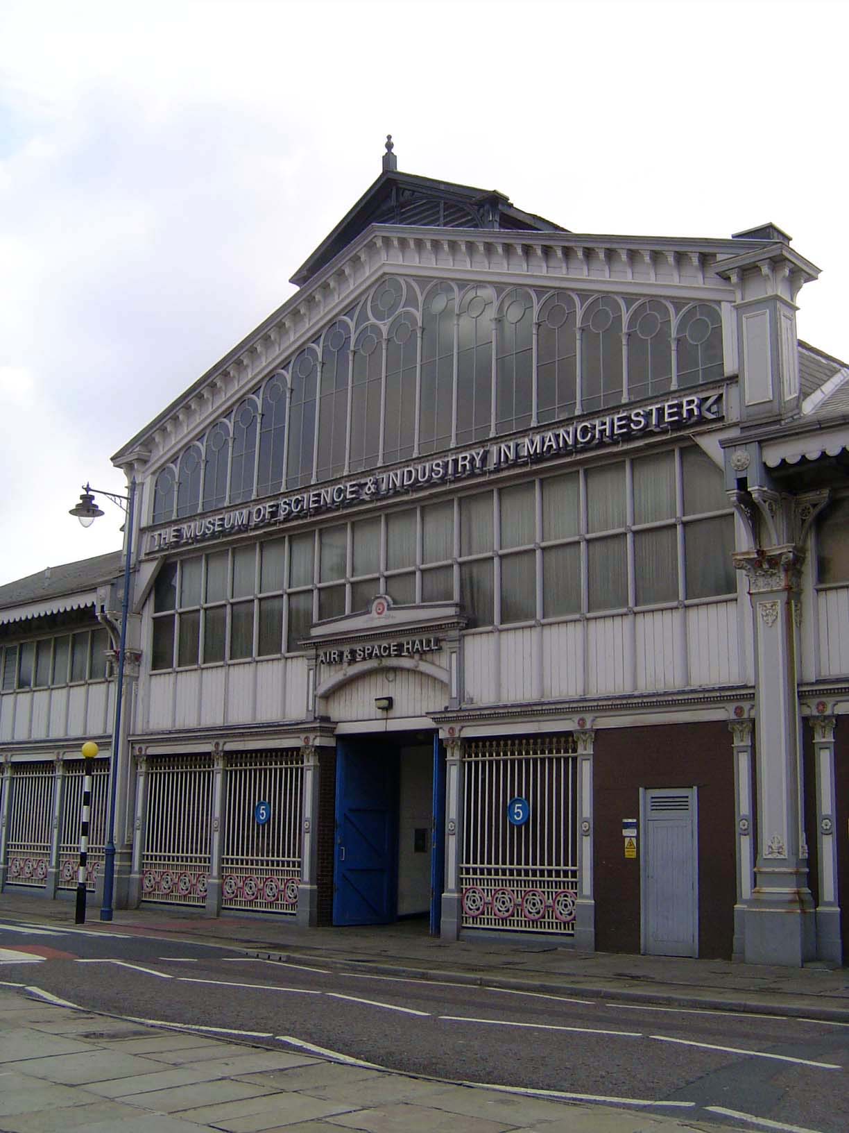 After 1876, food arriving at the station was sold at the Lower Campfield Market Hall, which later became the City Exhibition Hall and is now