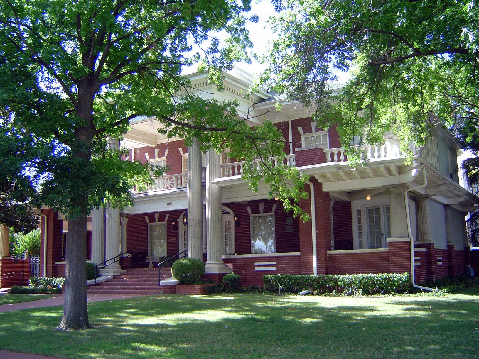 Here's the house Judge Robert Hefner built in 1917 at 201 NW 14th. It, too, is now a museum, in this case operated by the Oklahoma Heritage