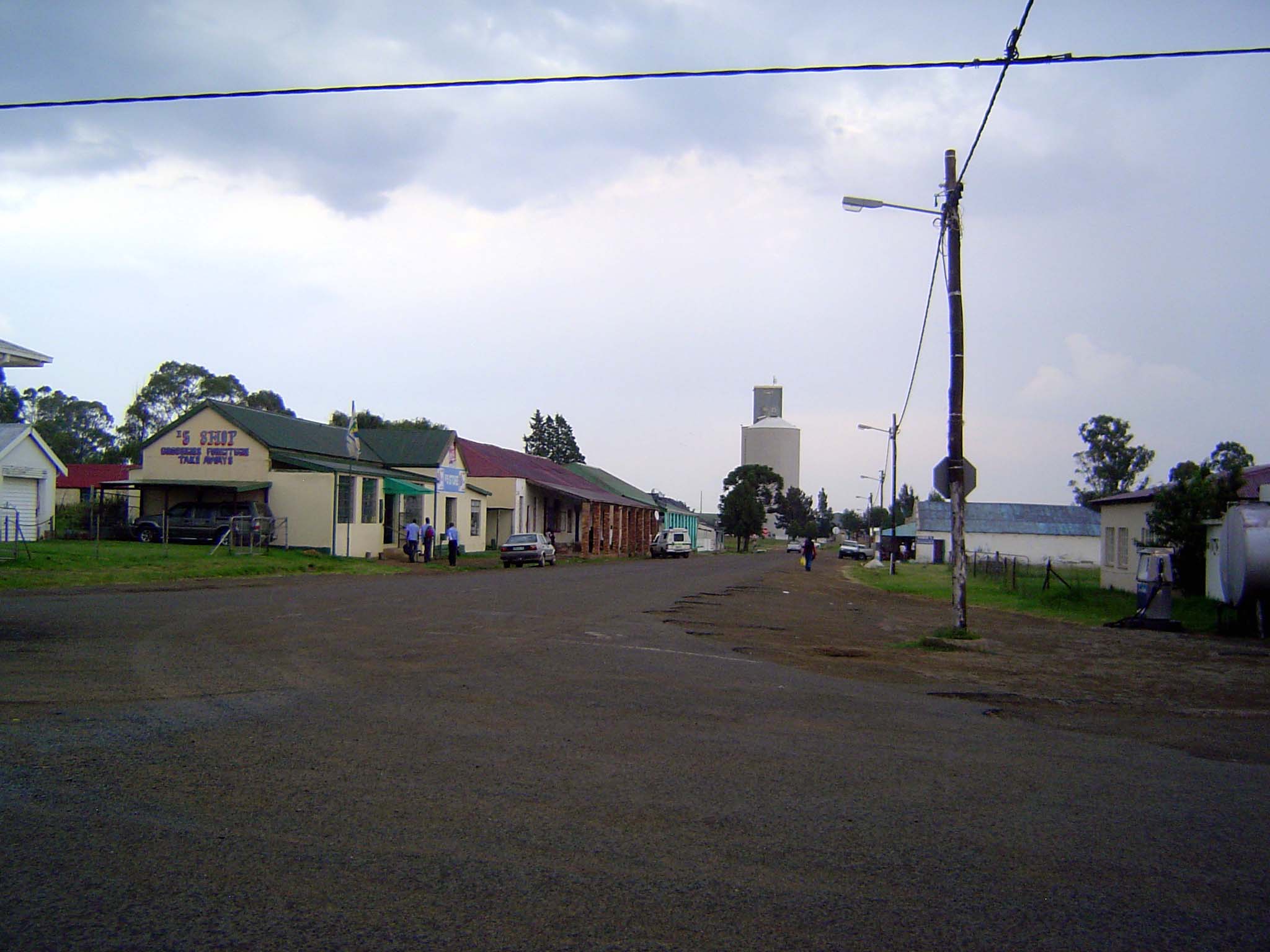 The main intersection in Tweeling, a withered place.