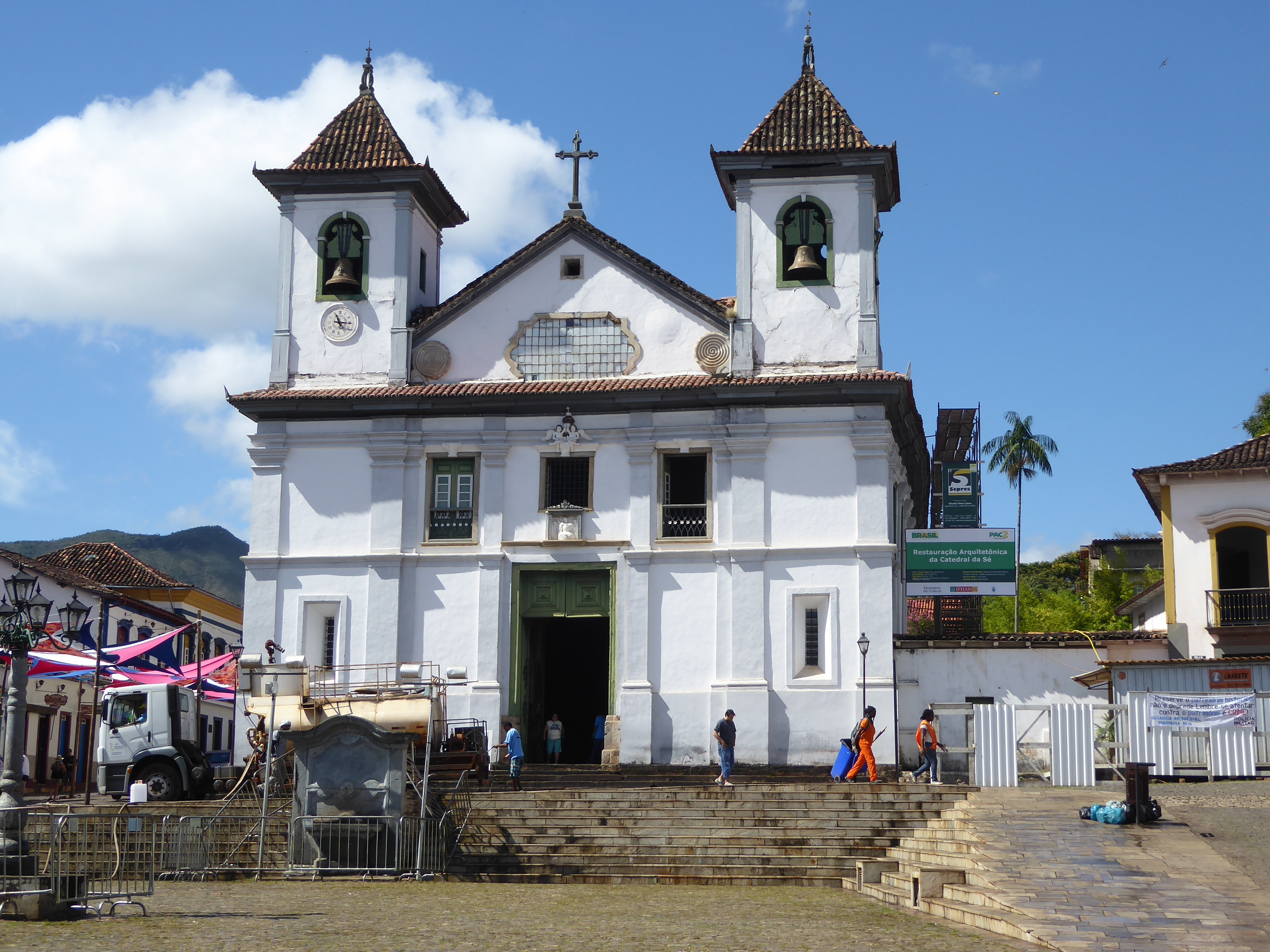 And here's the surprisingly modest cathedral. Well, modesty became the Jesuits. Besides, they built it as a simple parish church. Minas got
