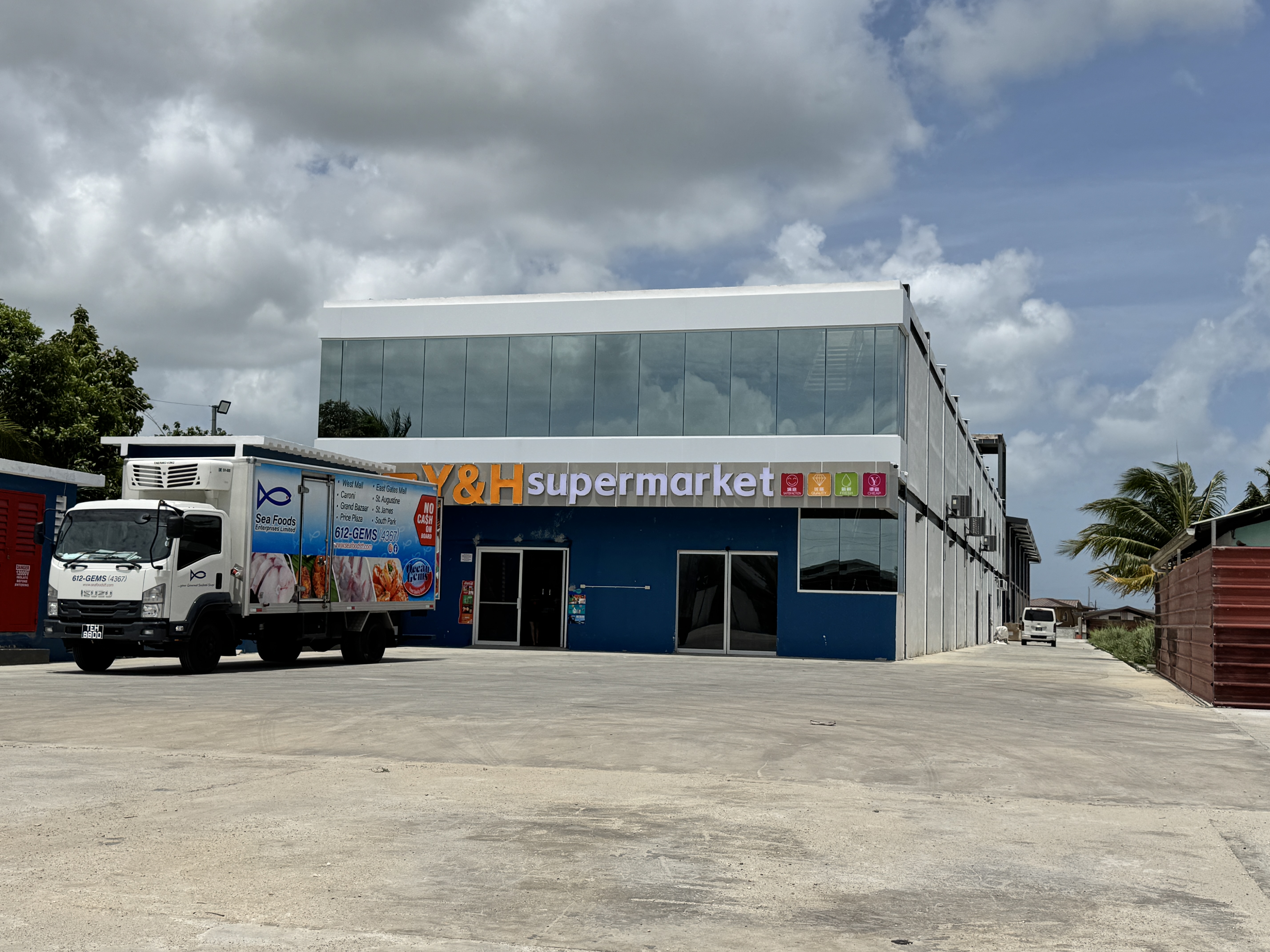 A new grocery opens in Felicity, 2026.