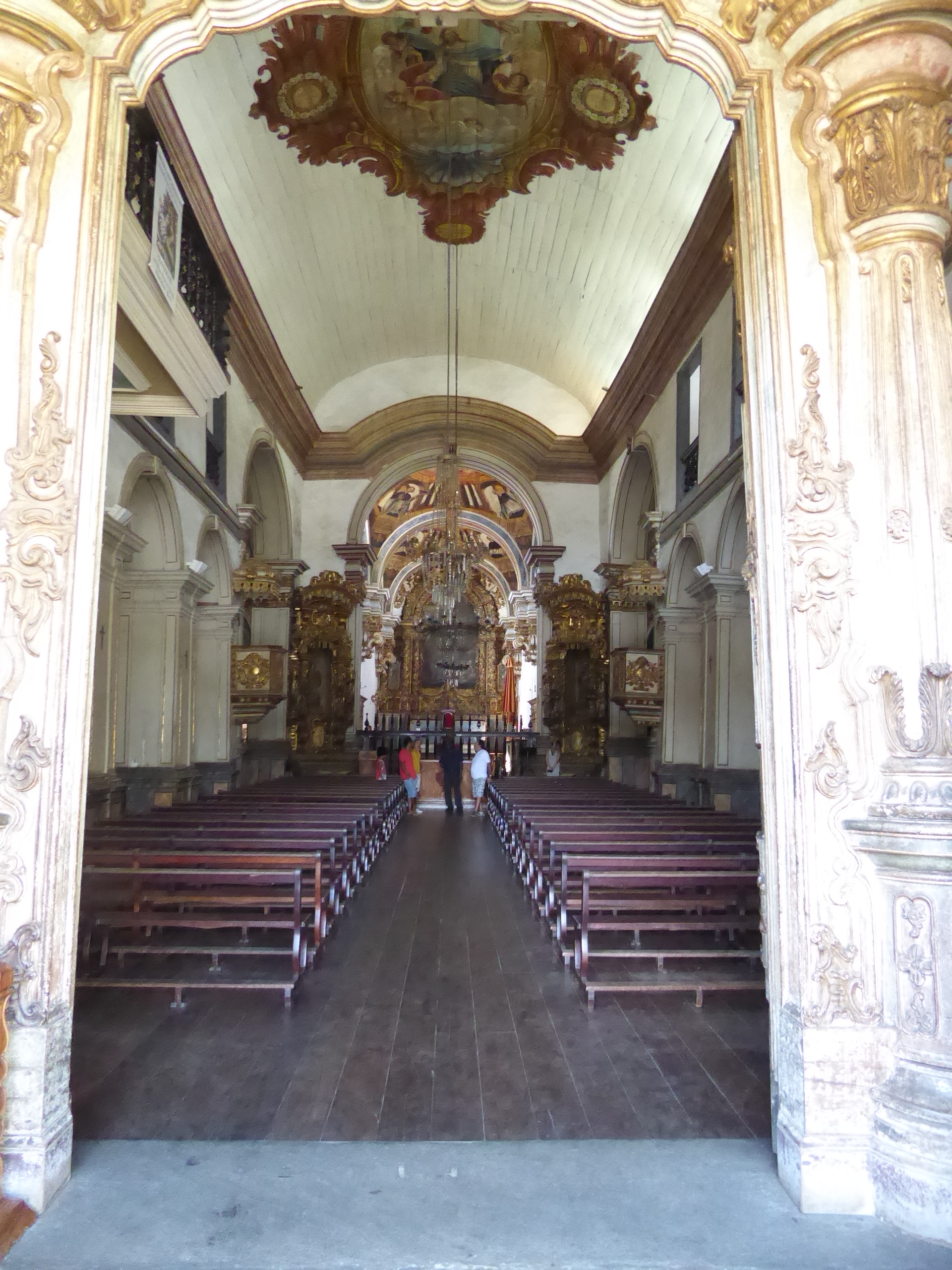 See the modification? Not yet, or not very well. Surprised that there's no marble? Get used to wood in the Brazilian interior.