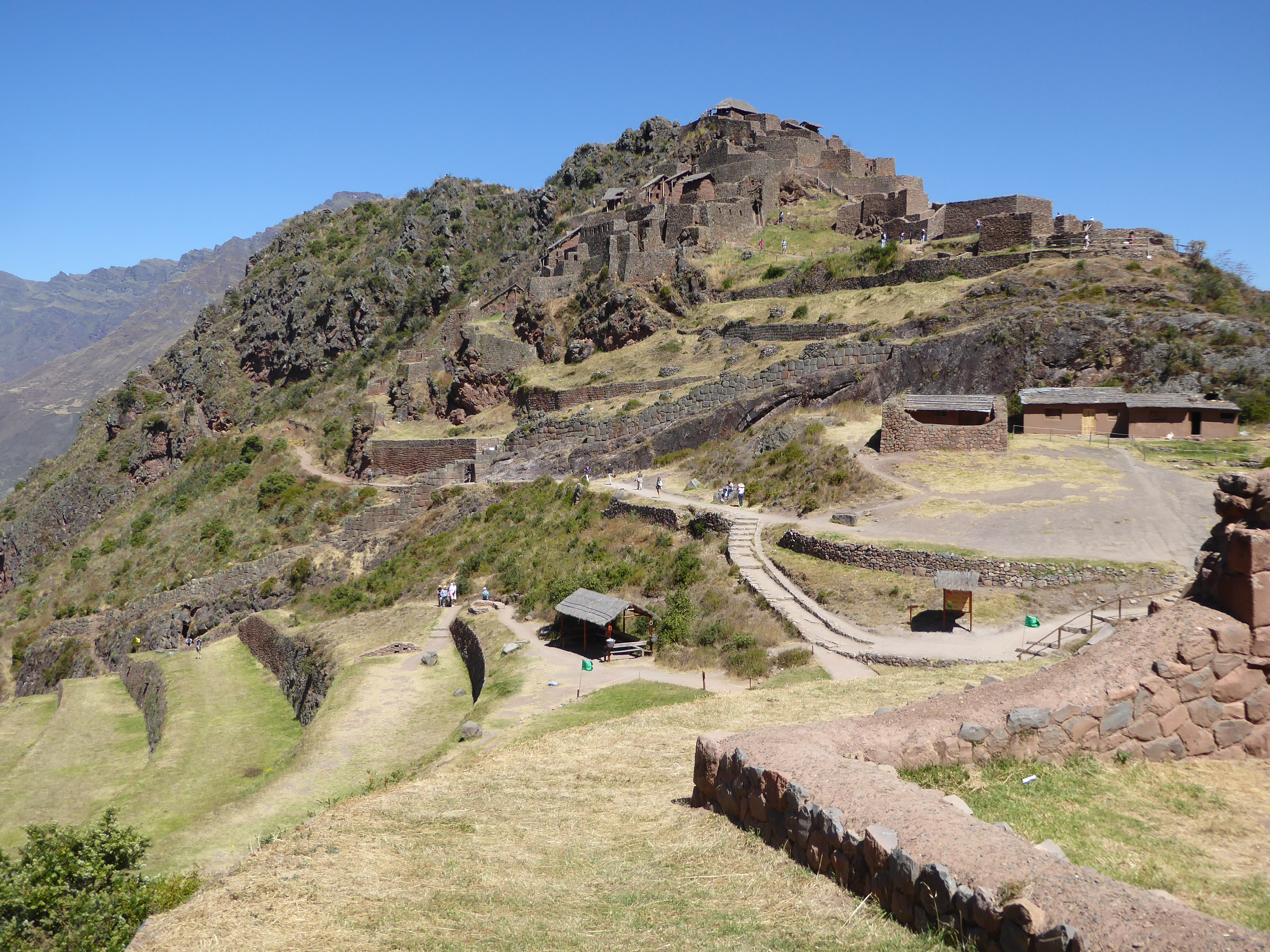 Alternatively, we could back up. See the Serpent Gate? Up above are the quarters called Kalla Q'asa. "Quarters" is another fine term masking