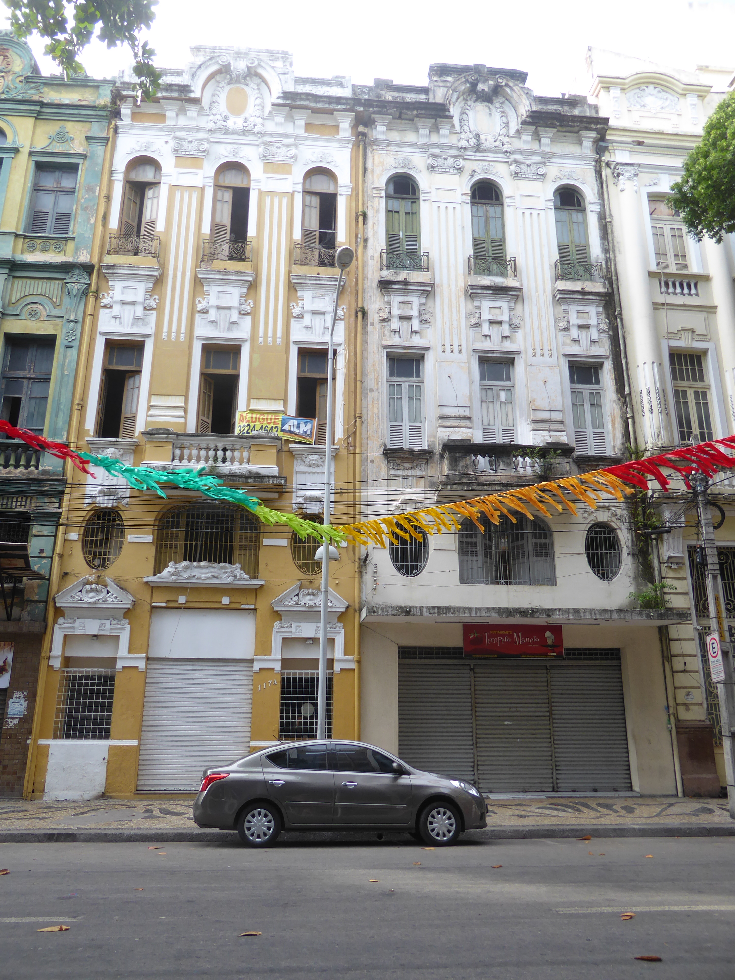 Townhouses or sobrados could be adapted either to residential or commercial use.