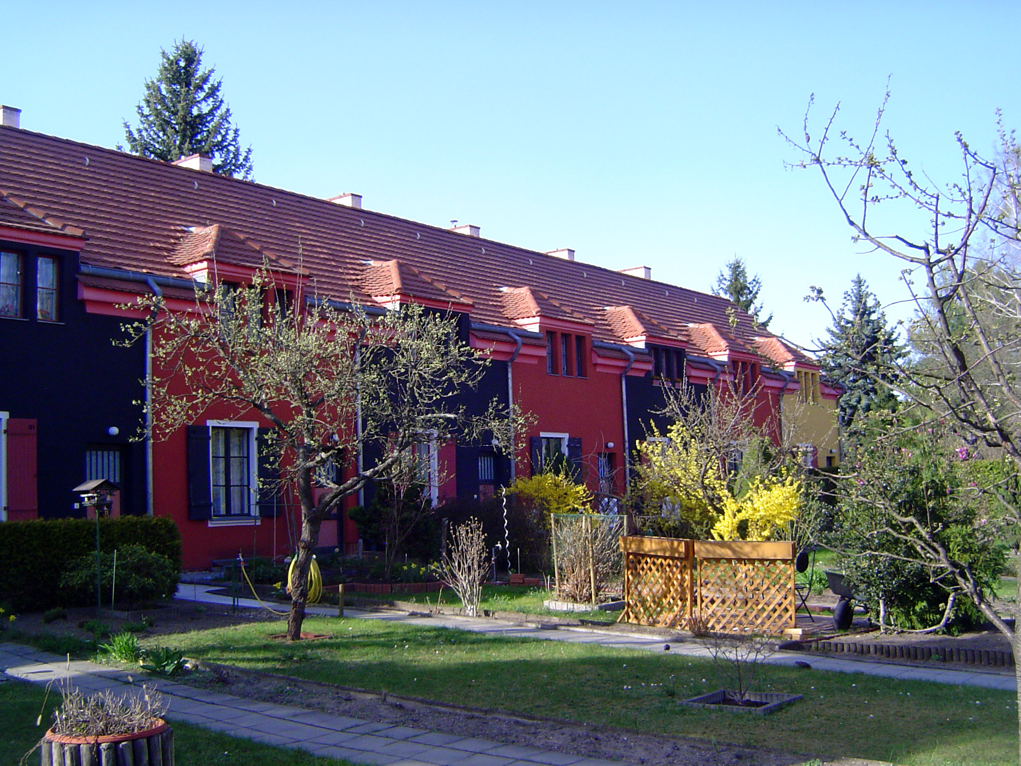 The nickname for this place was the Paintbox Estate—a reference to Taut's choice of strong colors. Originally the label was pejorative, but