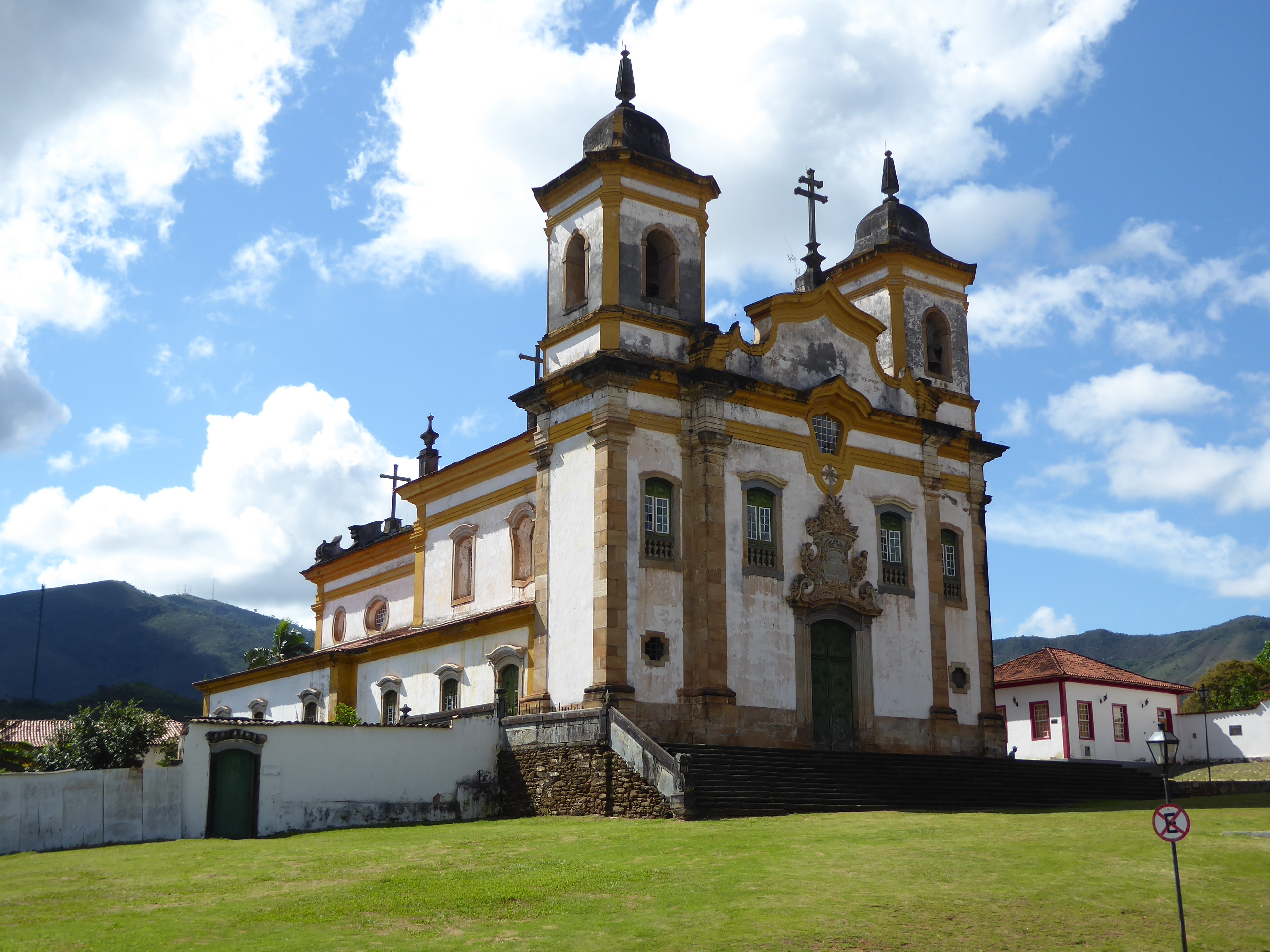 Smith writes that the architects of Minas copied the churches of northern Portugal with minimal deviation.