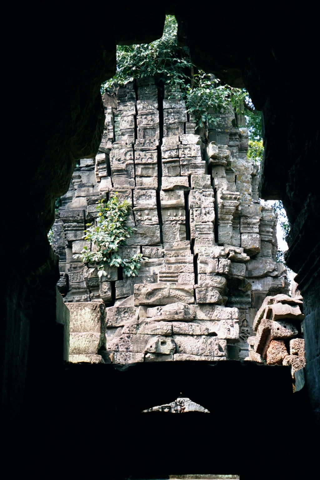 ...other parts are beginning to separate. Note the construction technique, which unwisely stacked blocks directly atop one another, making i