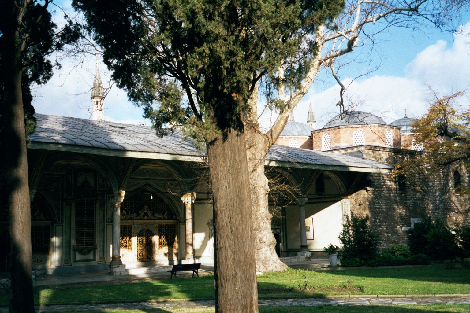 Through the second gate and on the left: the Divan Salonu, or Imperial Council hall. The domes in the background are part of the harem.