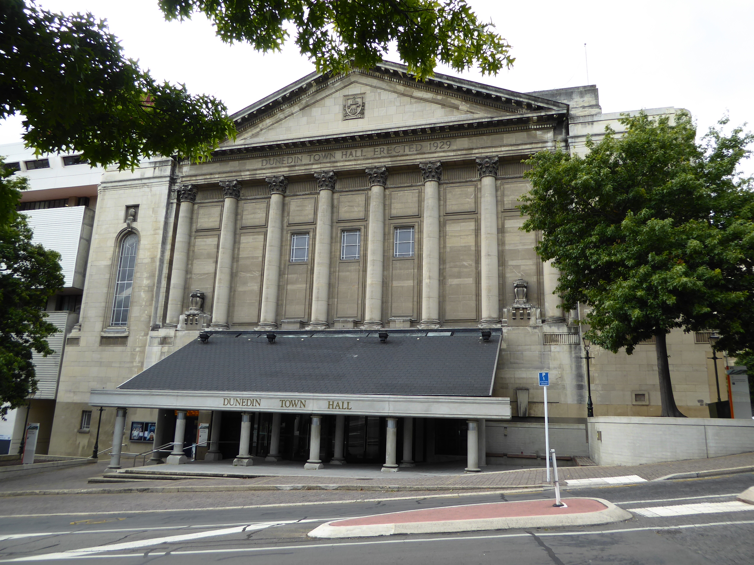 Just to the back of the Municipal Chambers but in a radically different style, this is the Town Hall, opened in 1930, when cities still want