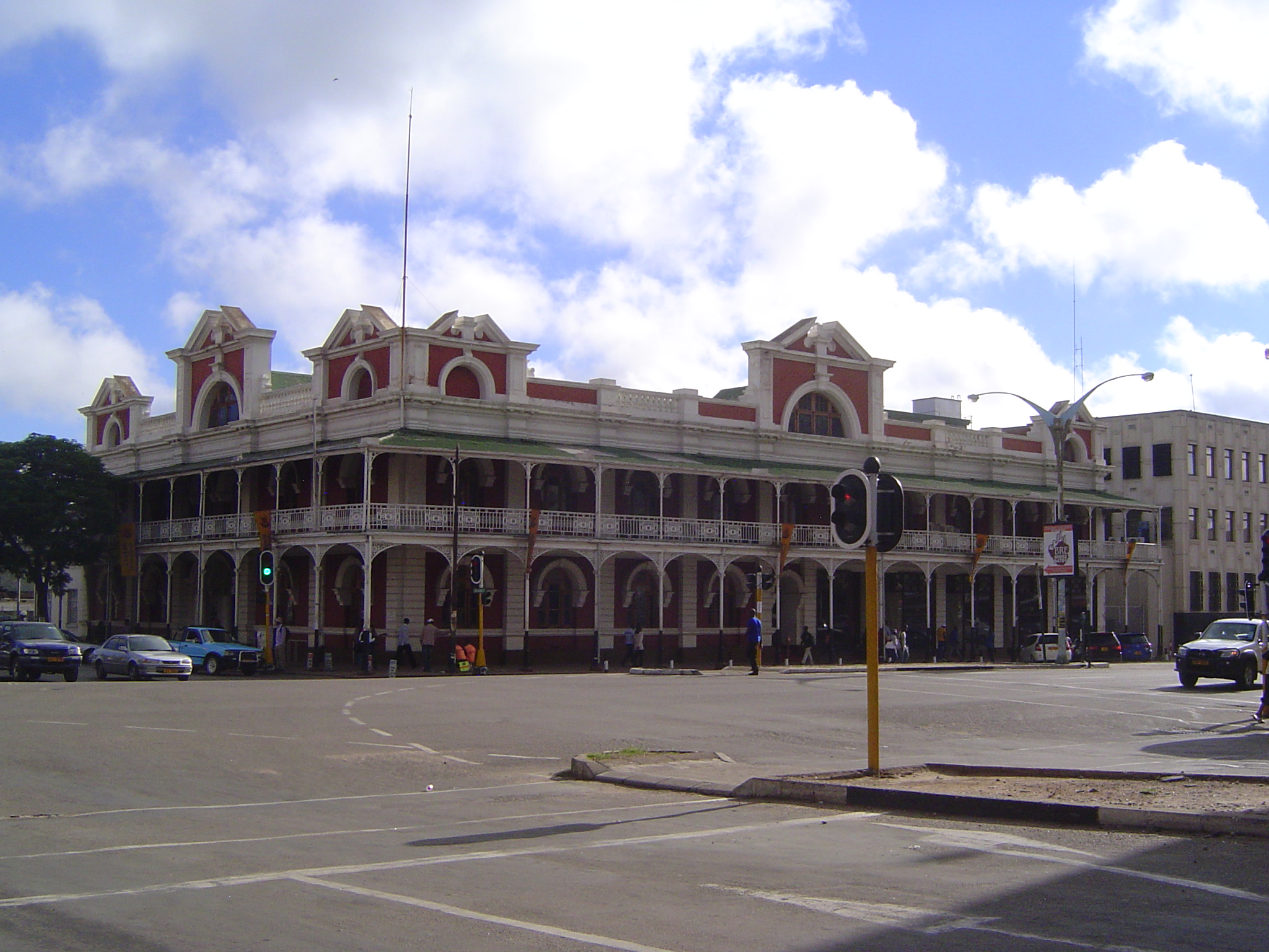 Substantial buildings were built within a decade of the town's creation. Prime example: the Willoughby Building from 1901. The building was