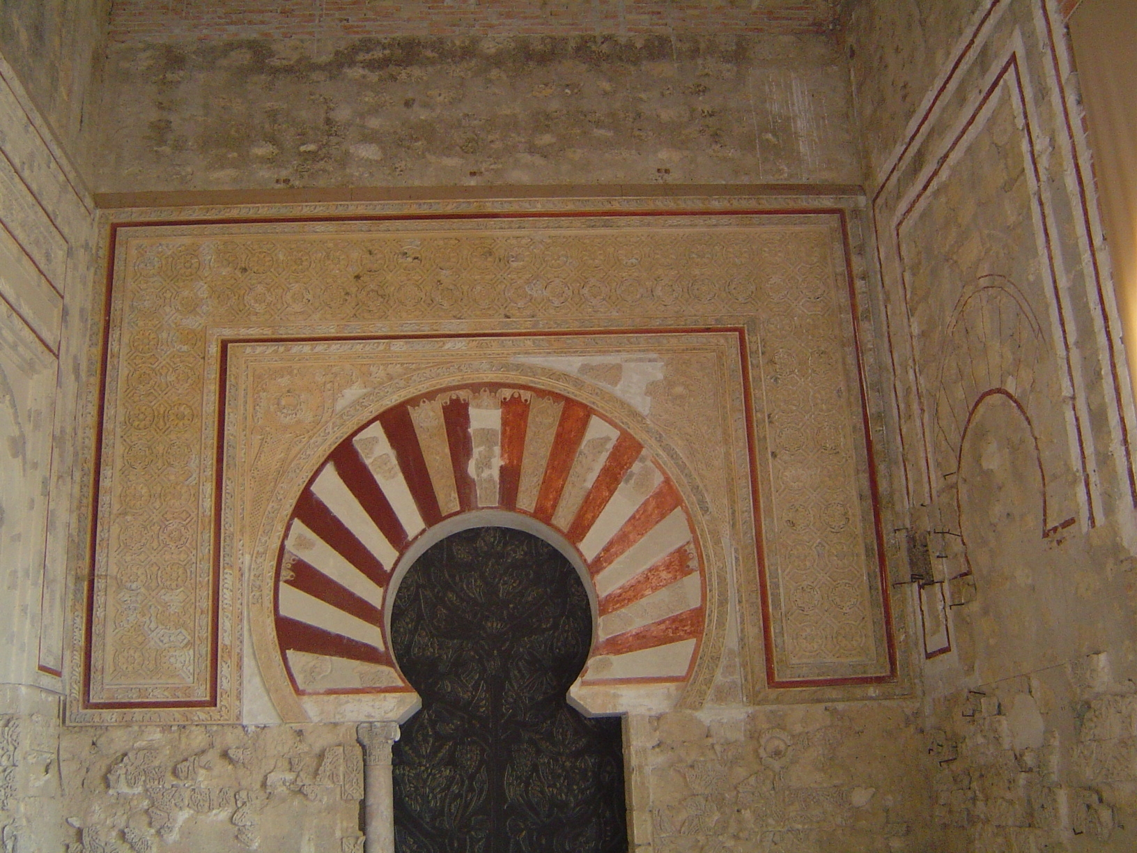 The head of the hall echoes the mihrab of the mosque in Cordoba, right down to the framing alfiz.
