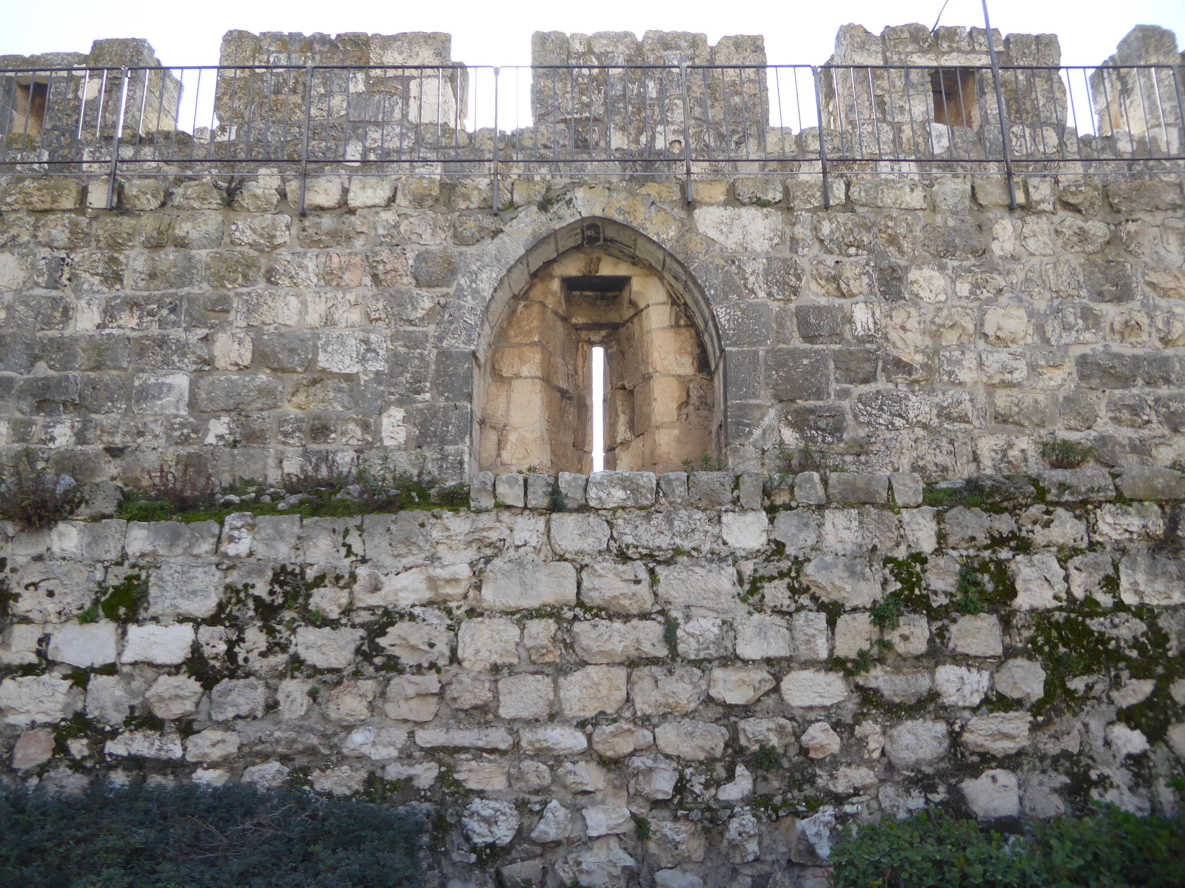 Ottomon fortifications seem lightweight in comparison.