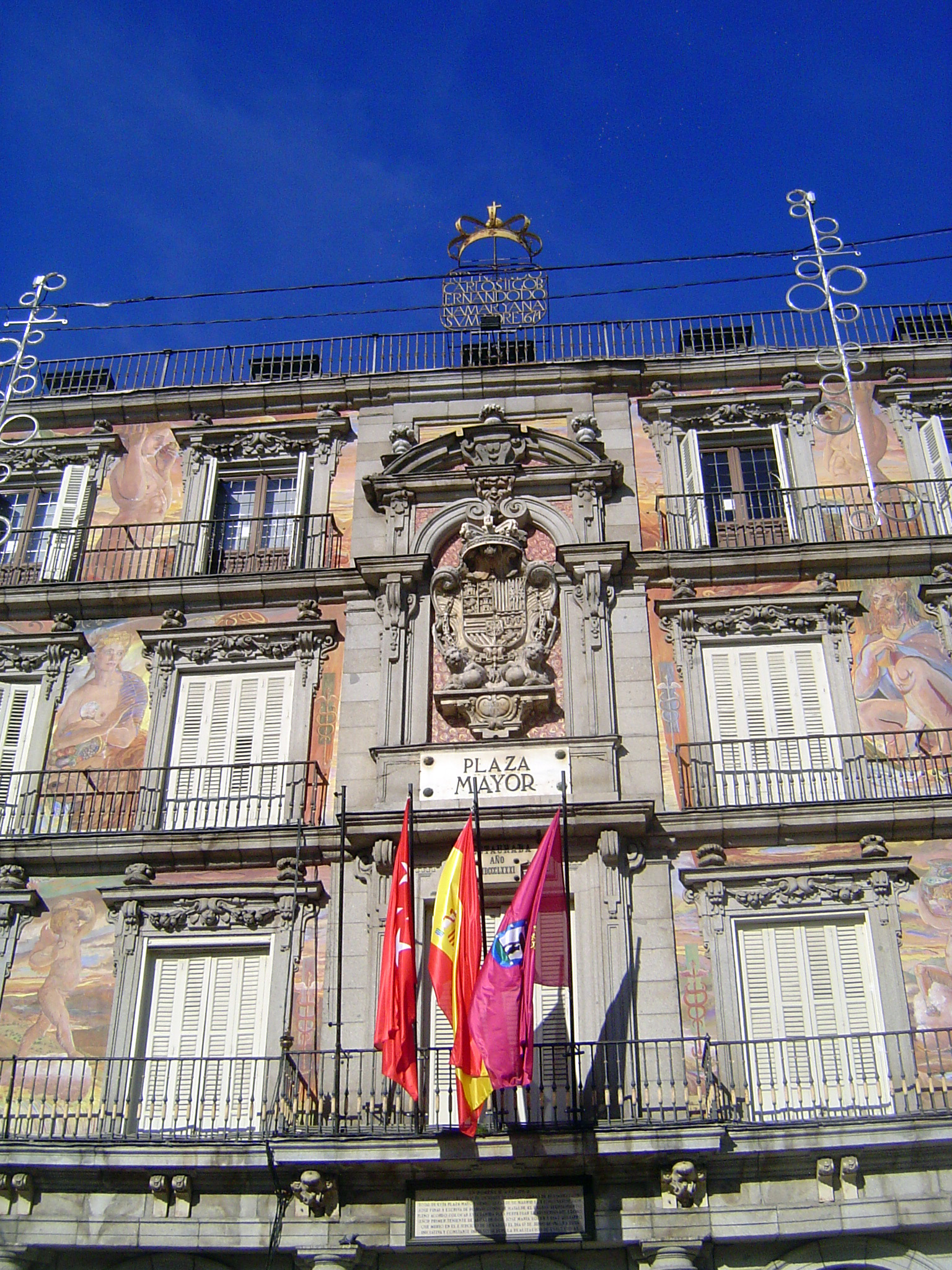 The square plaza, built on the earlier and irregularly shaped Plaza del Arrabal, was planned by Gomez de Mora at the same time that the Pana